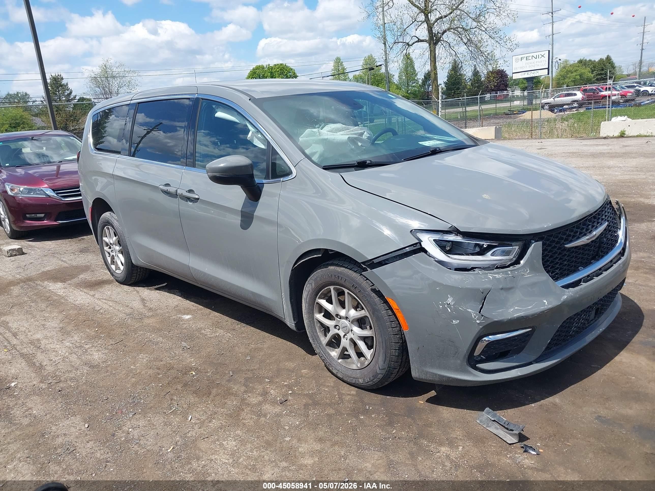 2023 Chrysler Pacifica Touring, VIN 2C4RC1FG4PR558443 — Front end