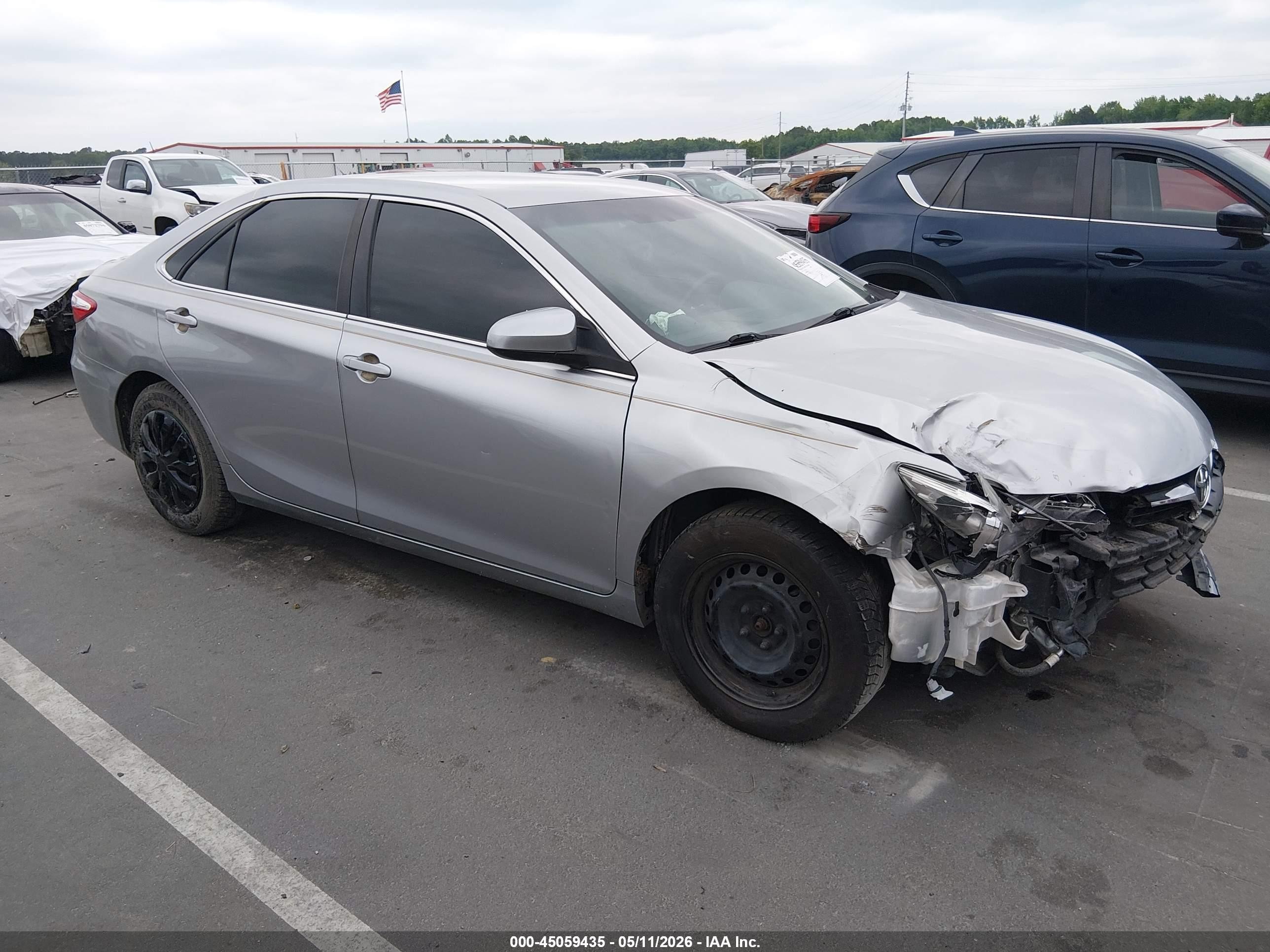 2016 Toyota Camry SE, VIN 4T1BF1FK1GU504707 — Front end