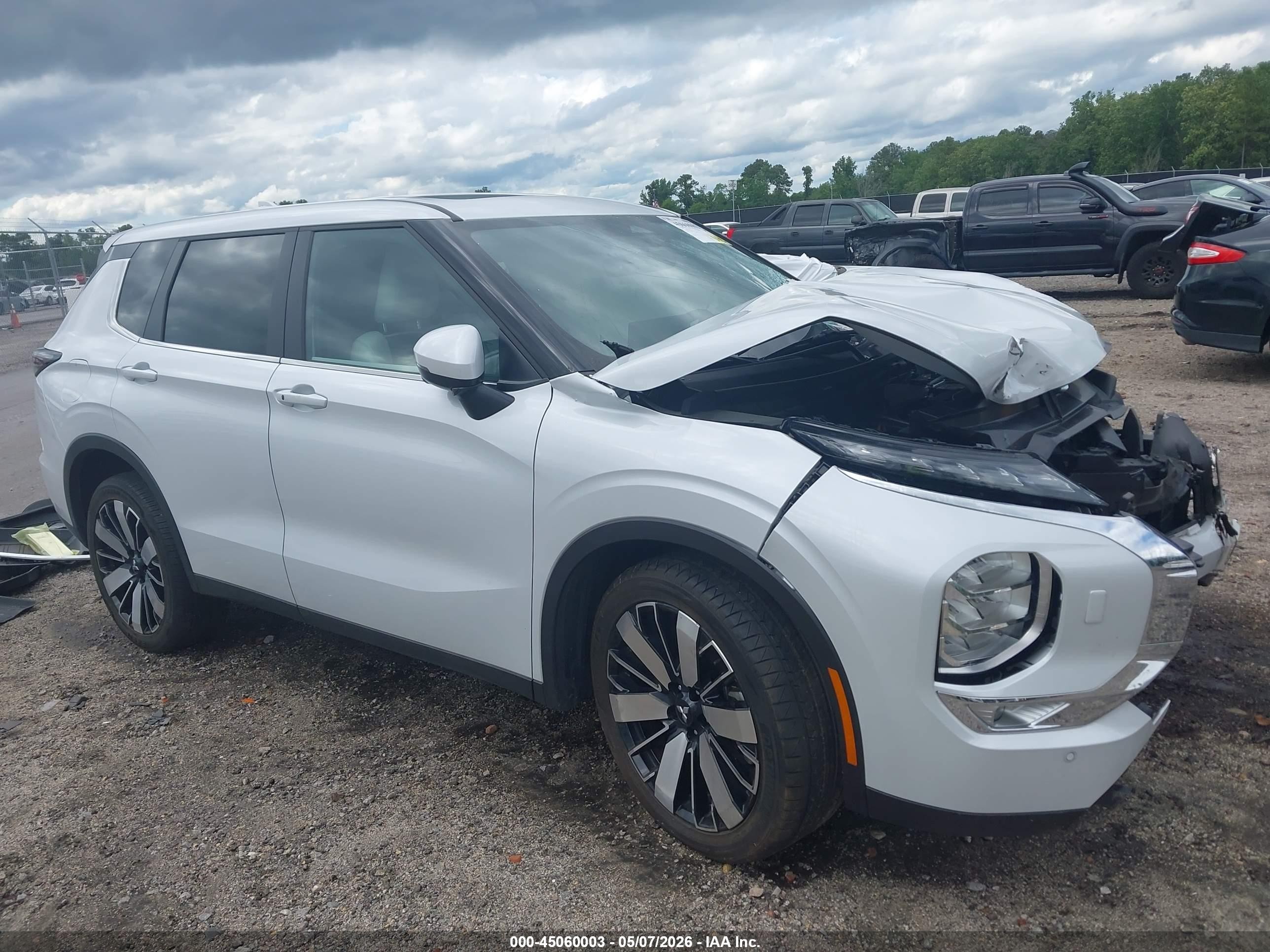 2025 Mitsubishi Outlander SE, VIN JA4J4VA8XSZ022090 — Front end