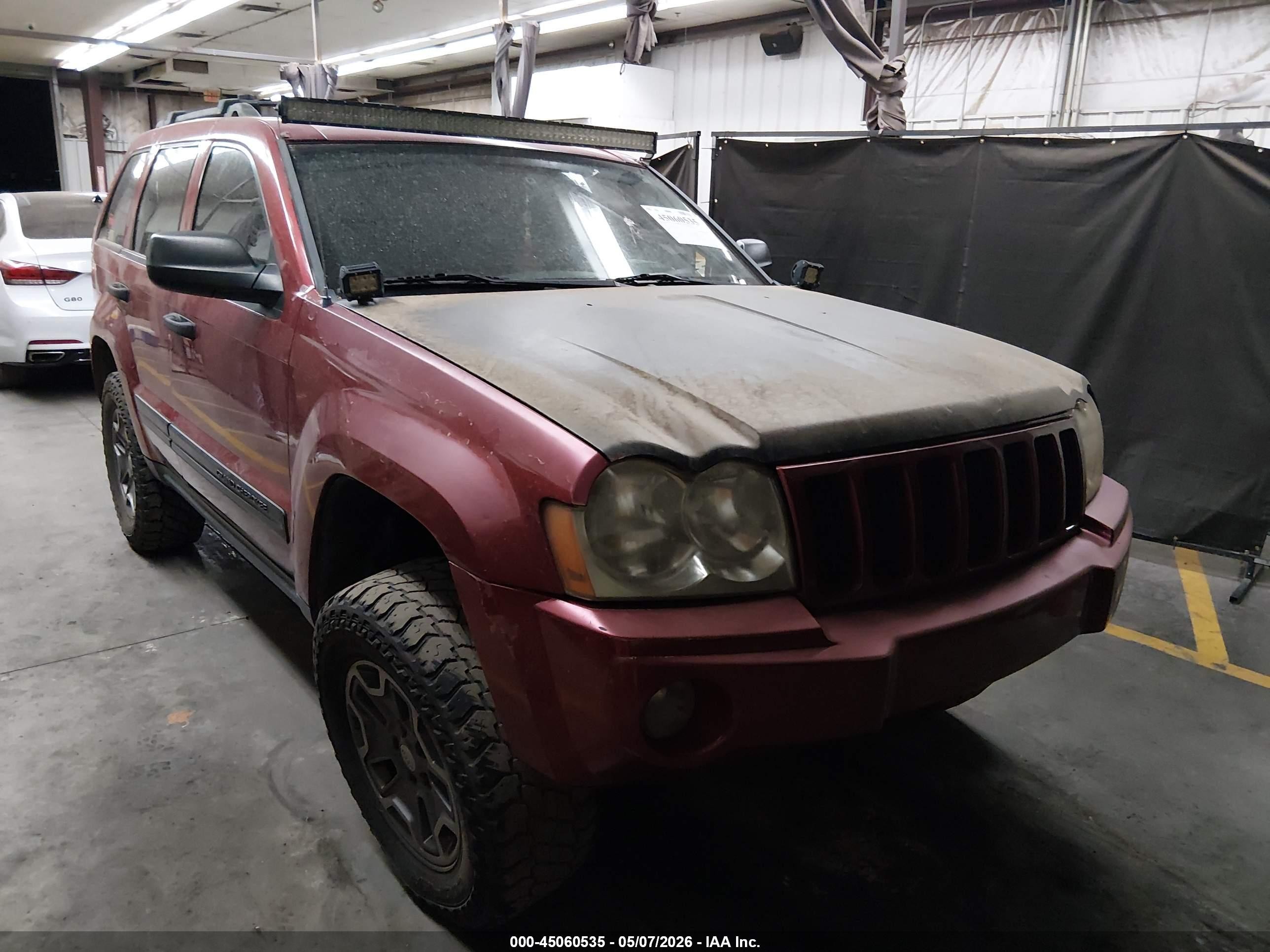 2005 Jeep Grand Cherokee Laredo, VIN 1J4GR48K05C542491 — Front end