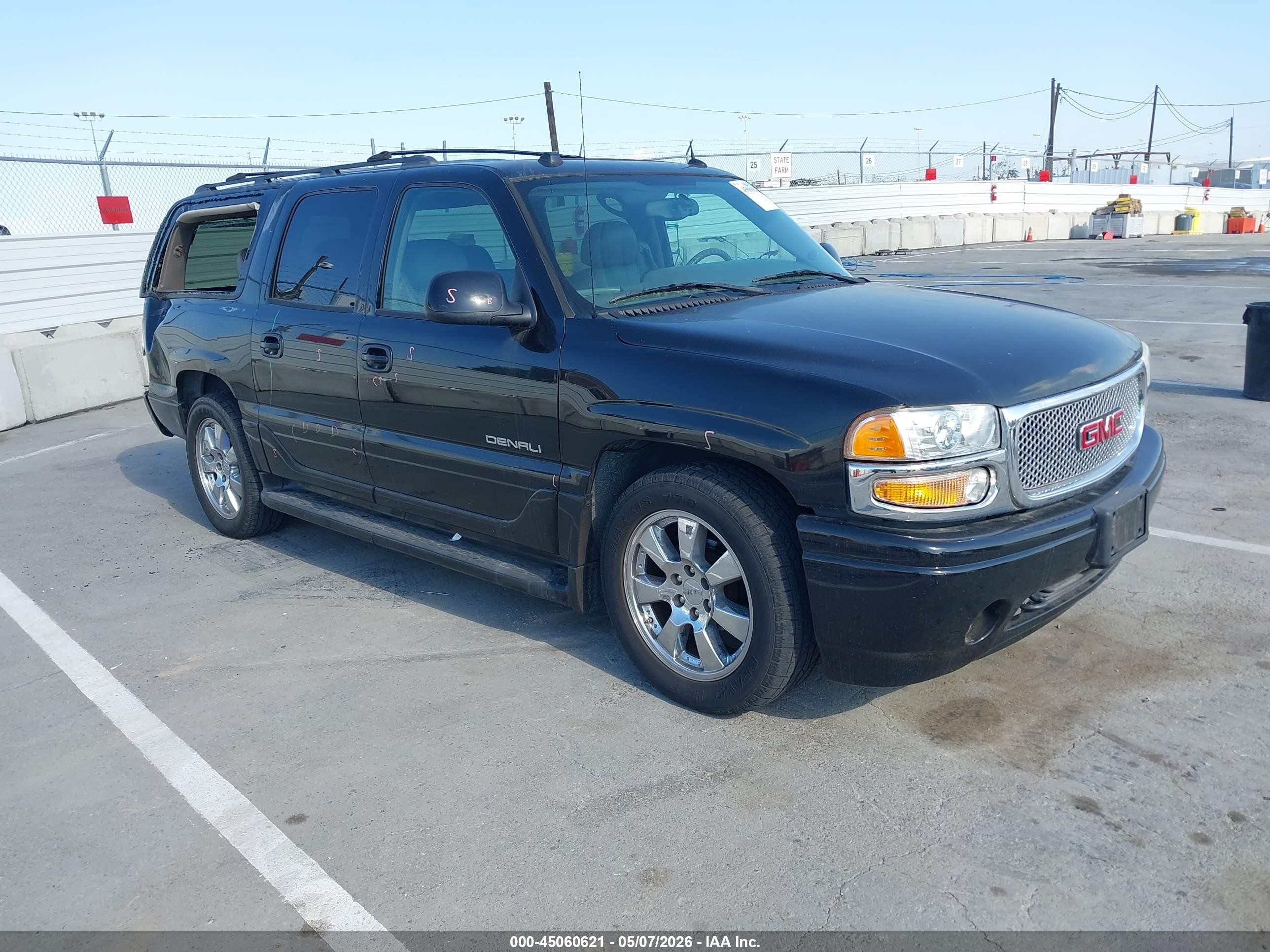 2005 GMC Yukon XL, VIN 1GKFK66UX5J265970 — Side