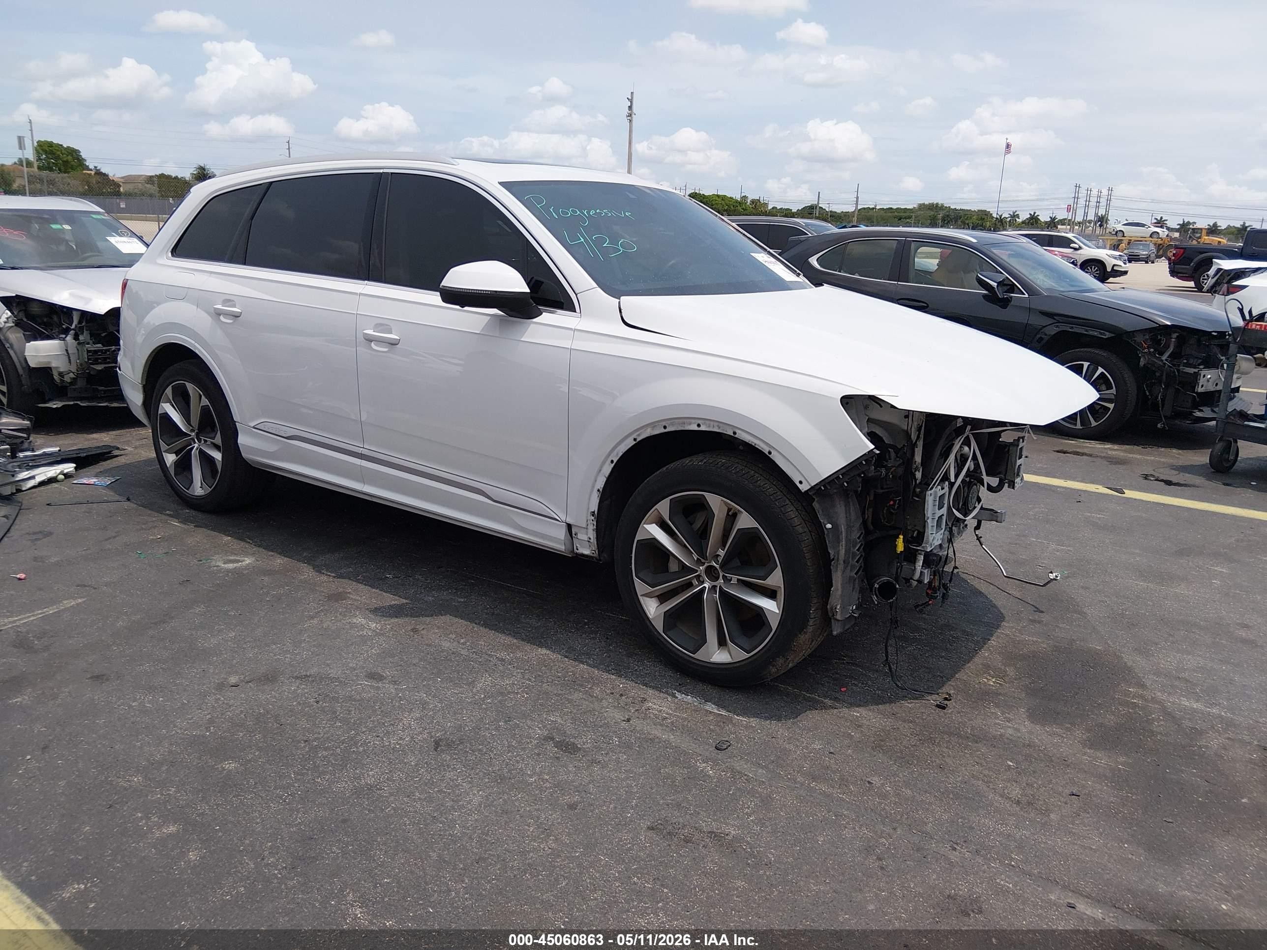 2023 Audi Q7 Premium Plus, VIN WA1LXBF7XPD012985 — Перед