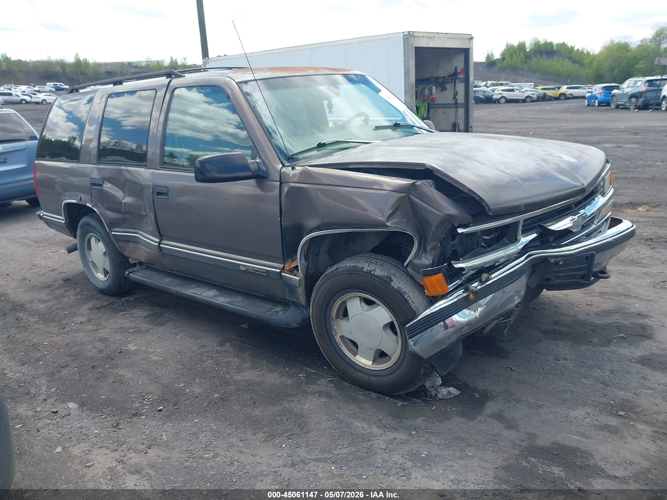1997 Chevrolet Tahoe, VIN 1GNEK13R2VJ315035 — Перед