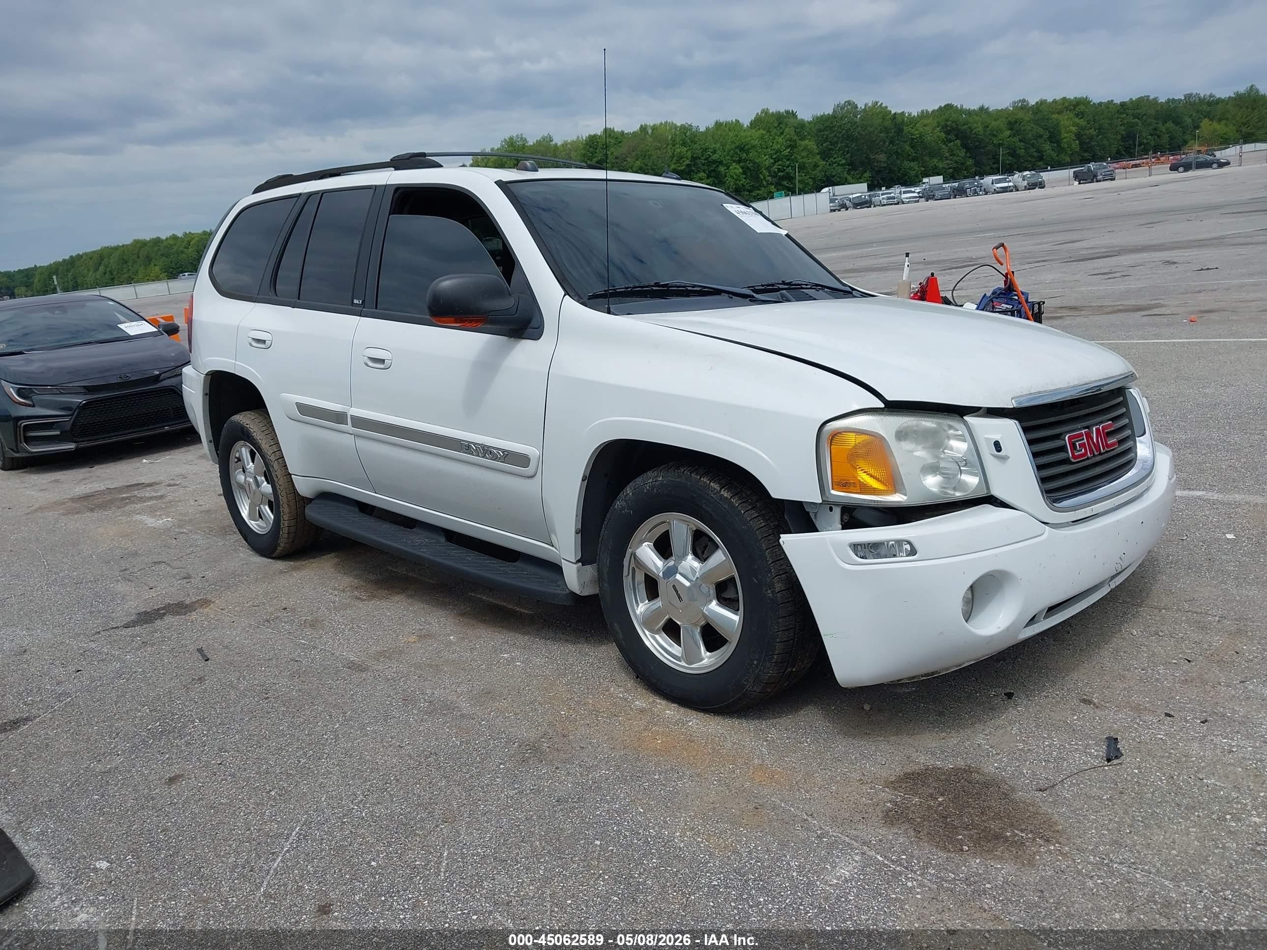 2005 GMC Envoy SLE, VIN 1GKDT13S552310690 — Front end