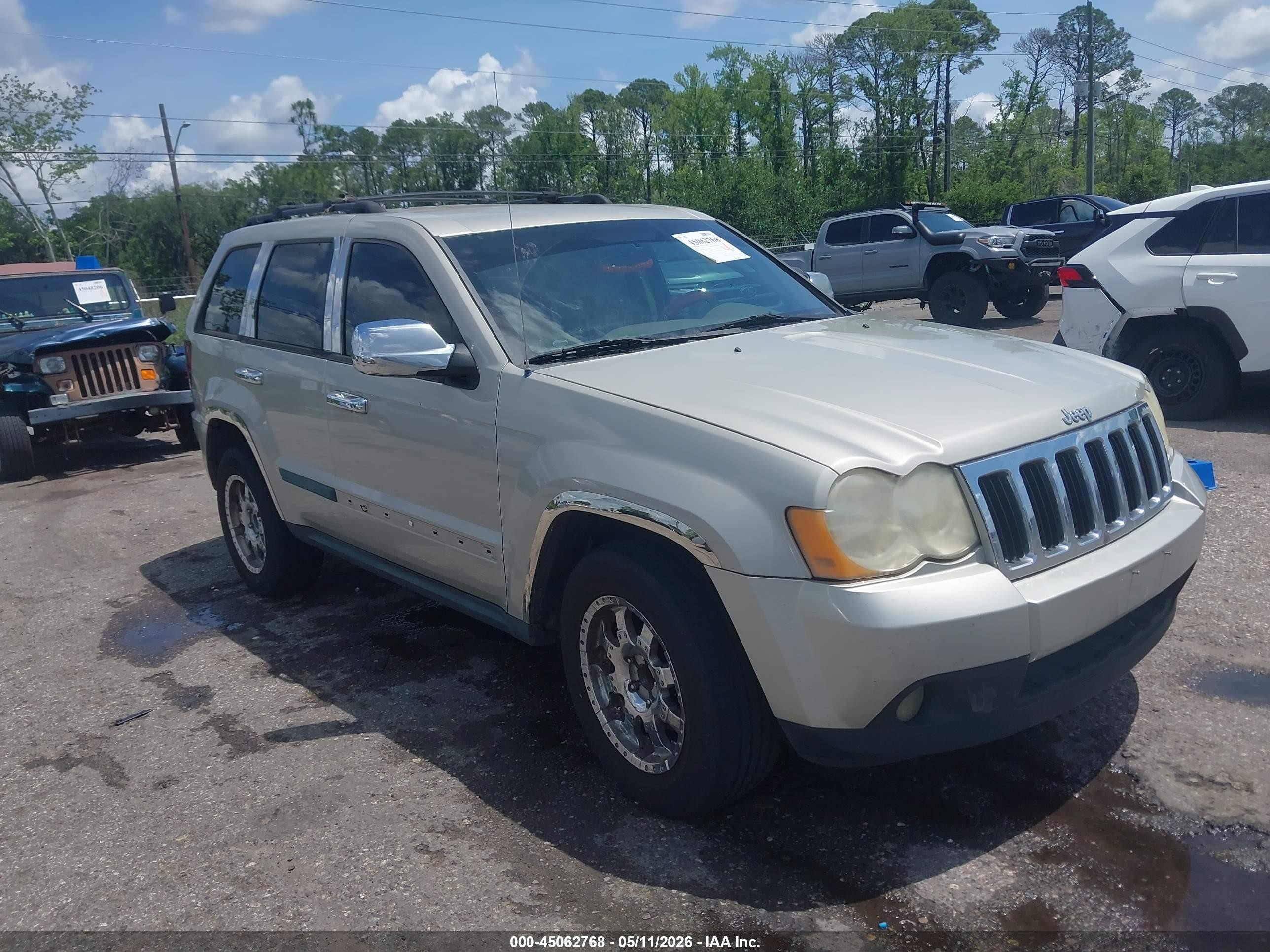 2008 Jeep Grand Cherokee Laredo, VIN 1J8GS48K08C104979 — Front end