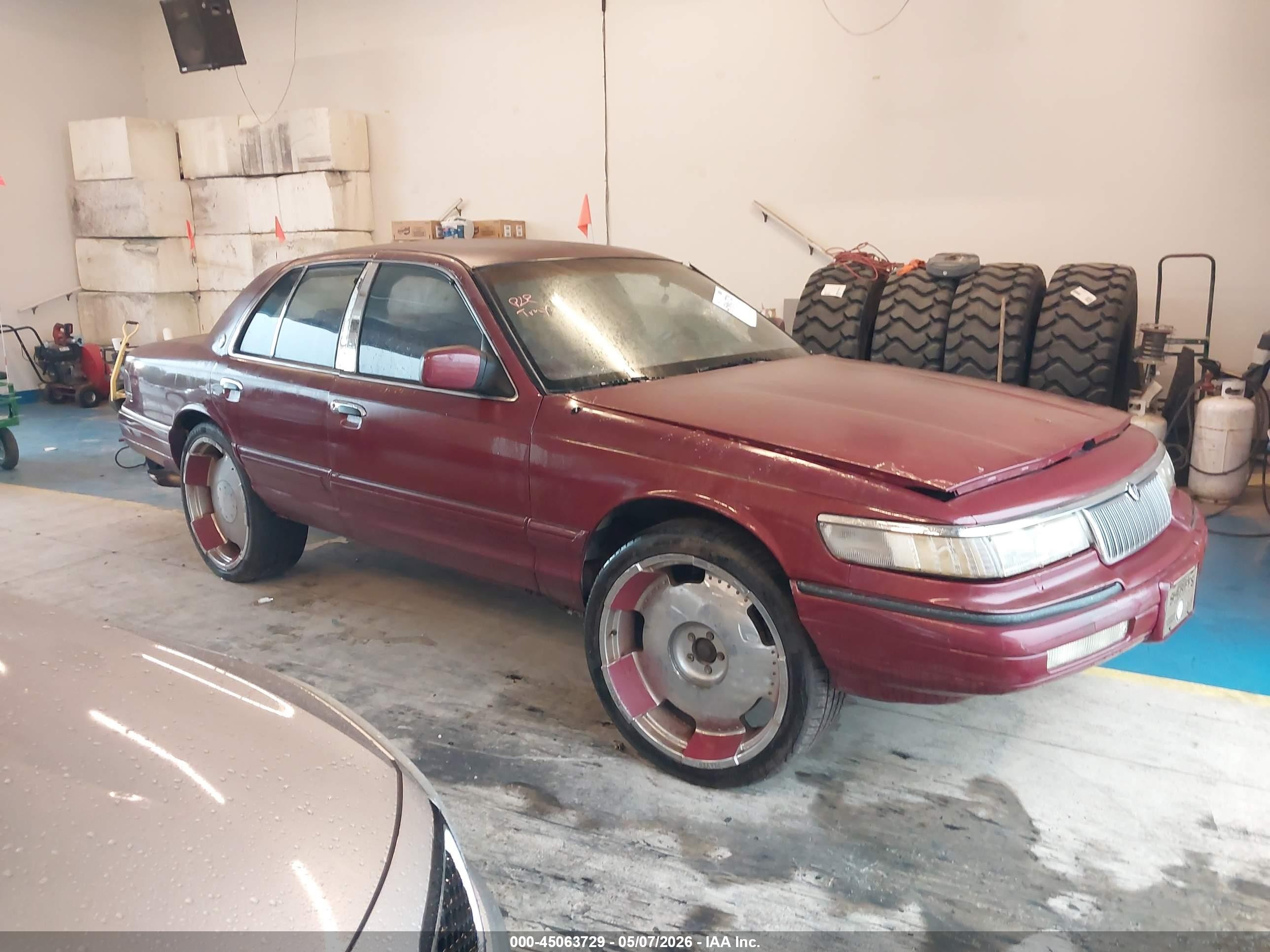 1992 Mercury Grand Marquis LS, VIN 2MECM75W6NX616803 — Front end
