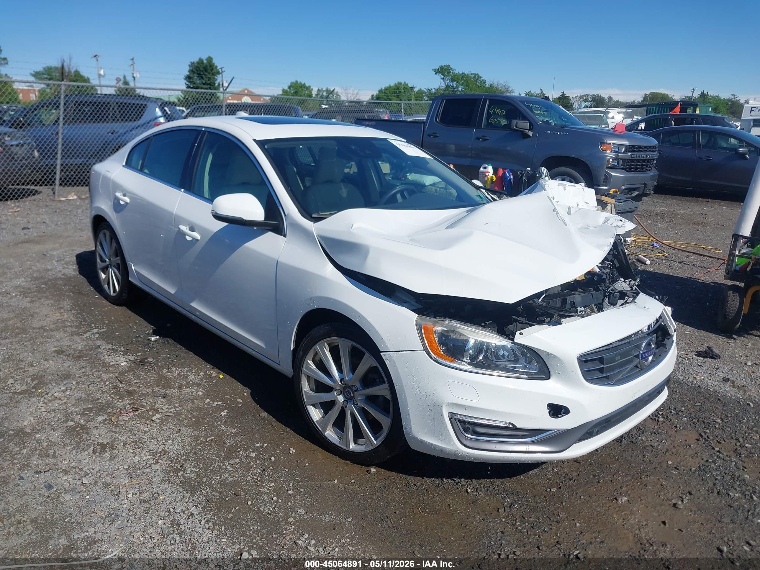 2016 Volvo S60 T5 Drive-E Platinum, VIN LYV402FMXGB105956 — Front end