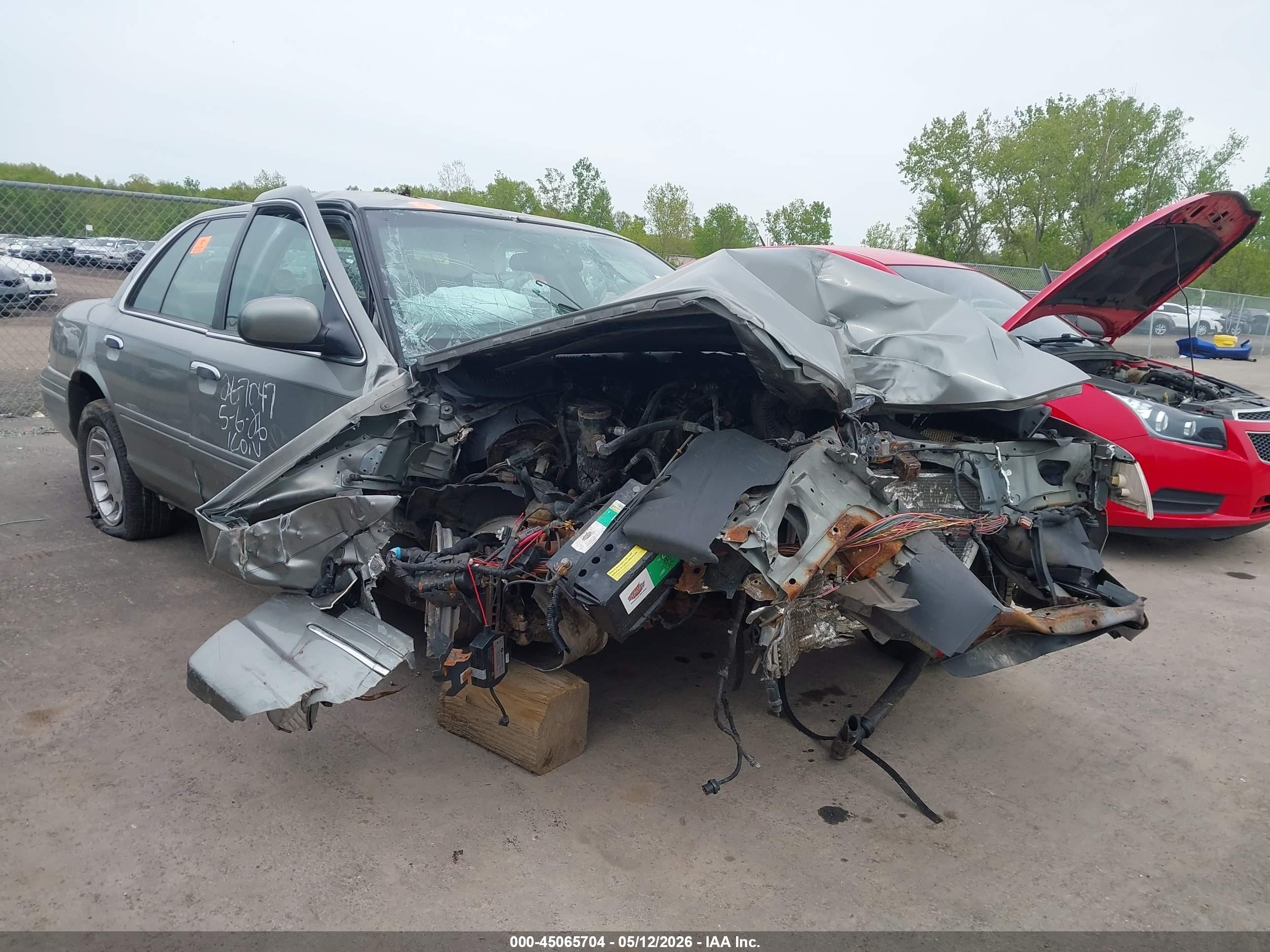 2000 Ford Crown Victoria LX, VIN 2FAFP74W2YX147338 — Front end