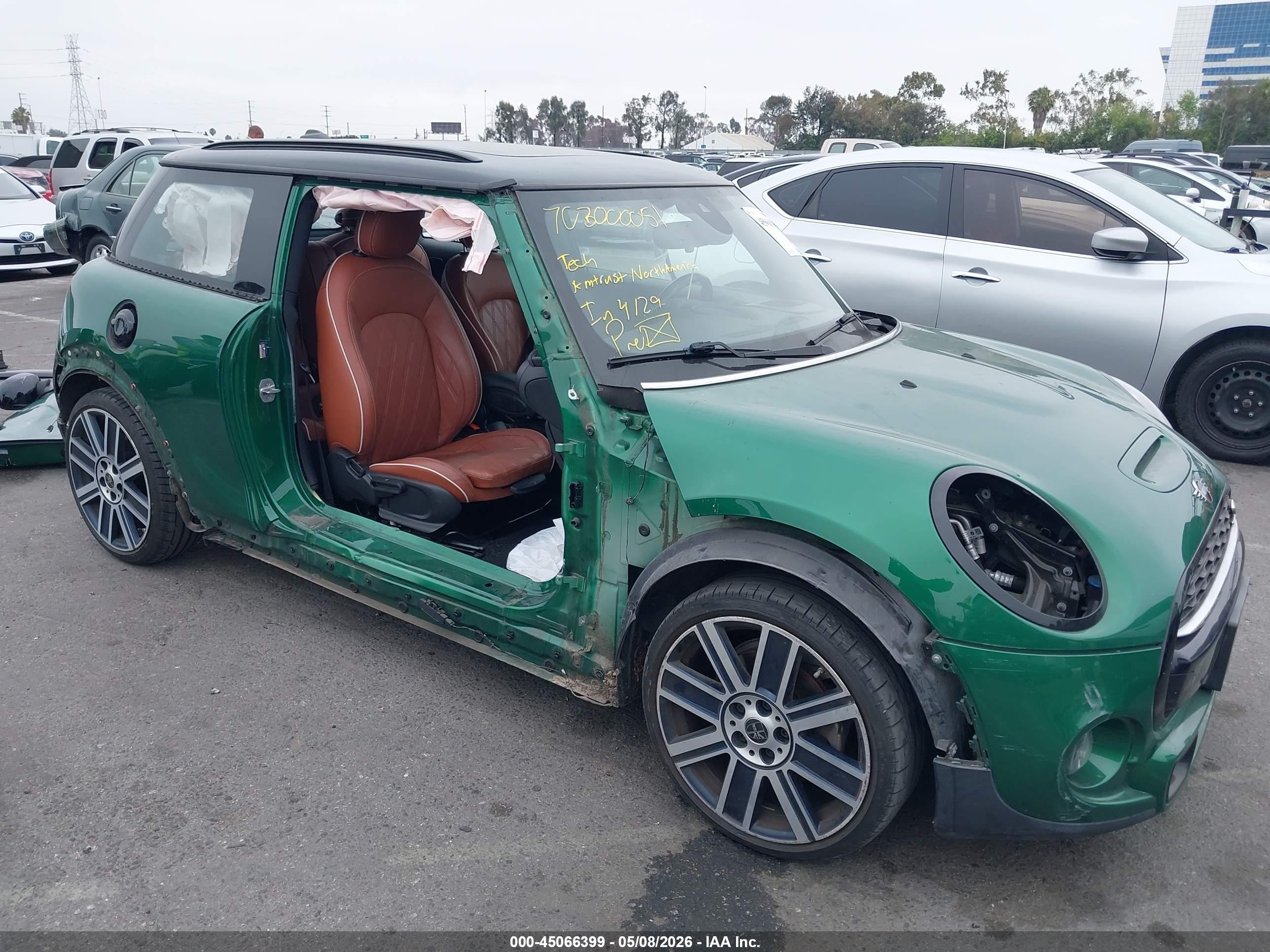 2020 MINI Hardtop Cooper S, VIN WMWXR5C03L2L71396 — Бок