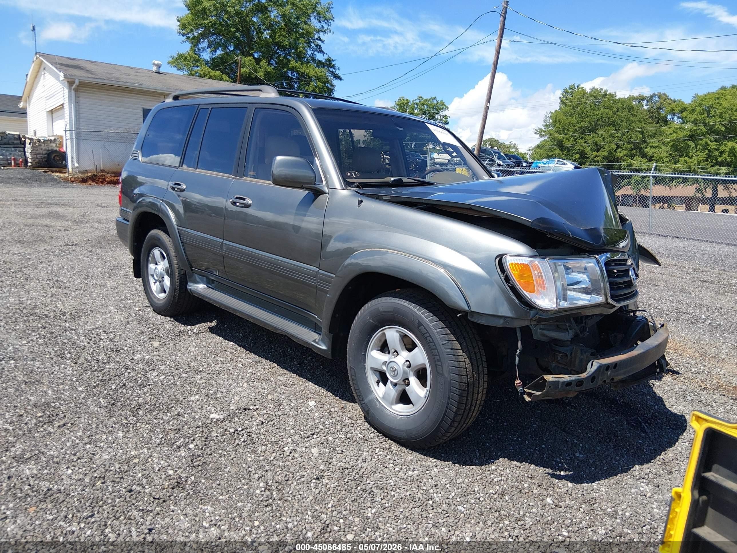2000 Toyota Land Cruiser, VIN JT3HT05JXY0126703 — Front end