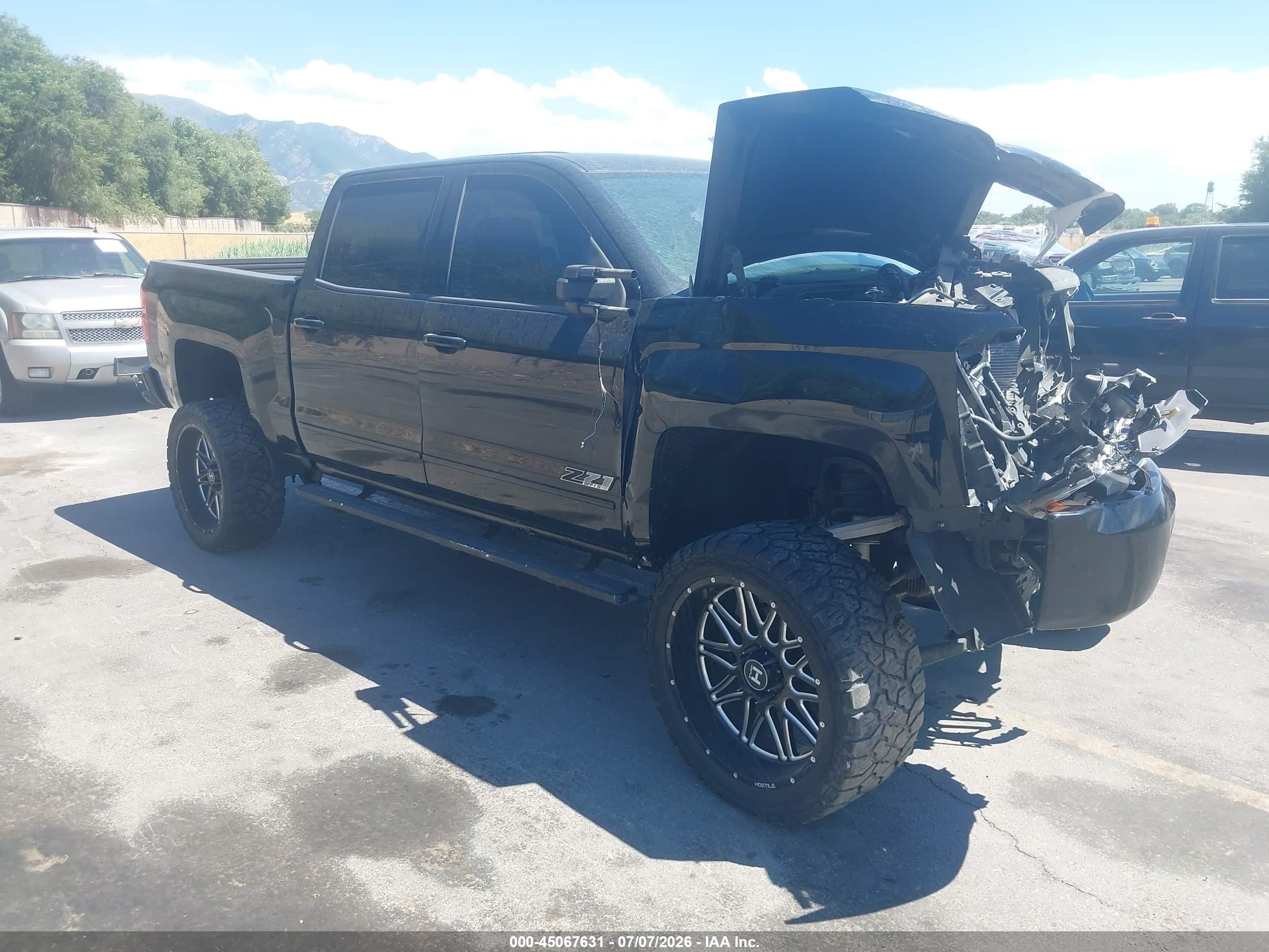 2017 Chevrolet Silverado 1500 LT, VIN 3GCUKREC7HG311757 — Перед
