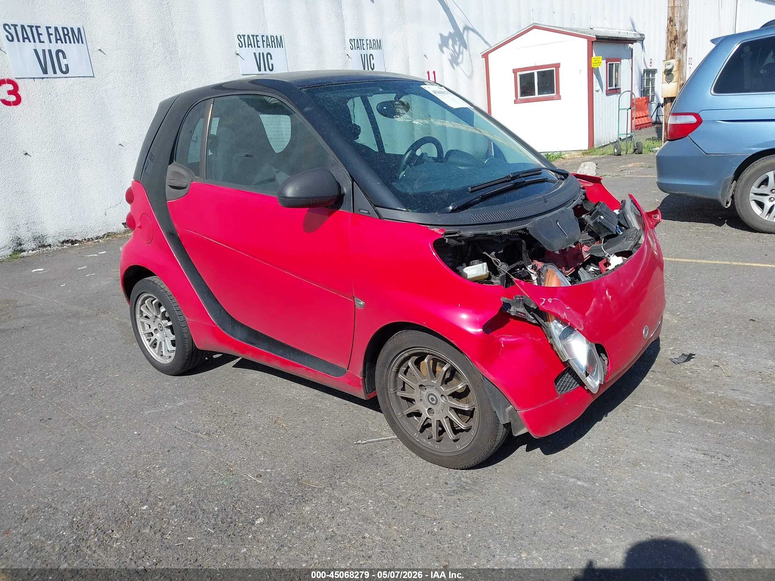 2011 Smart fortwo Pure, VIN WMEEJ3BA4BK464928 — Front end