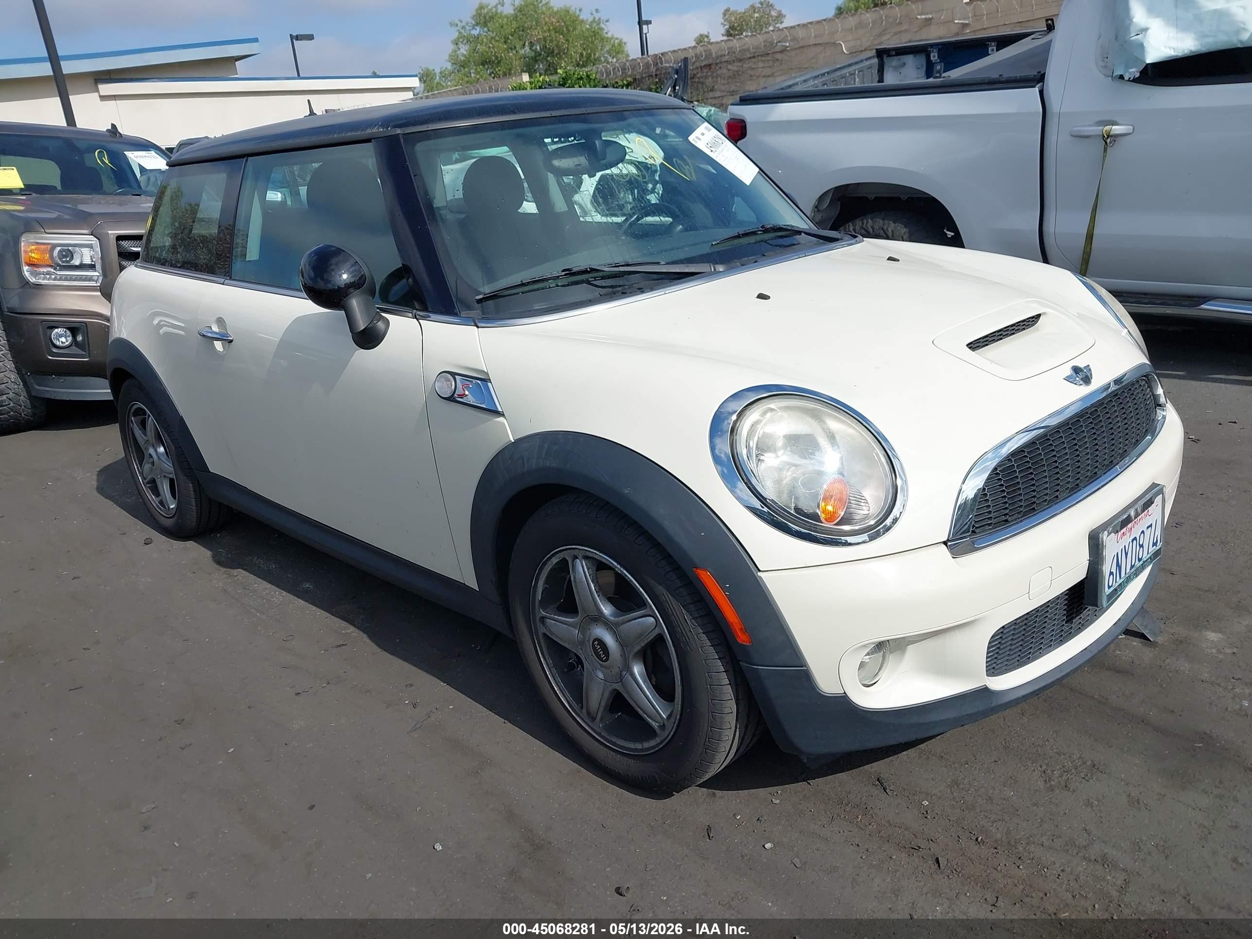 2010 MINI Hardtop S, VIN WMWMF7C53ATZ72611 — Днище