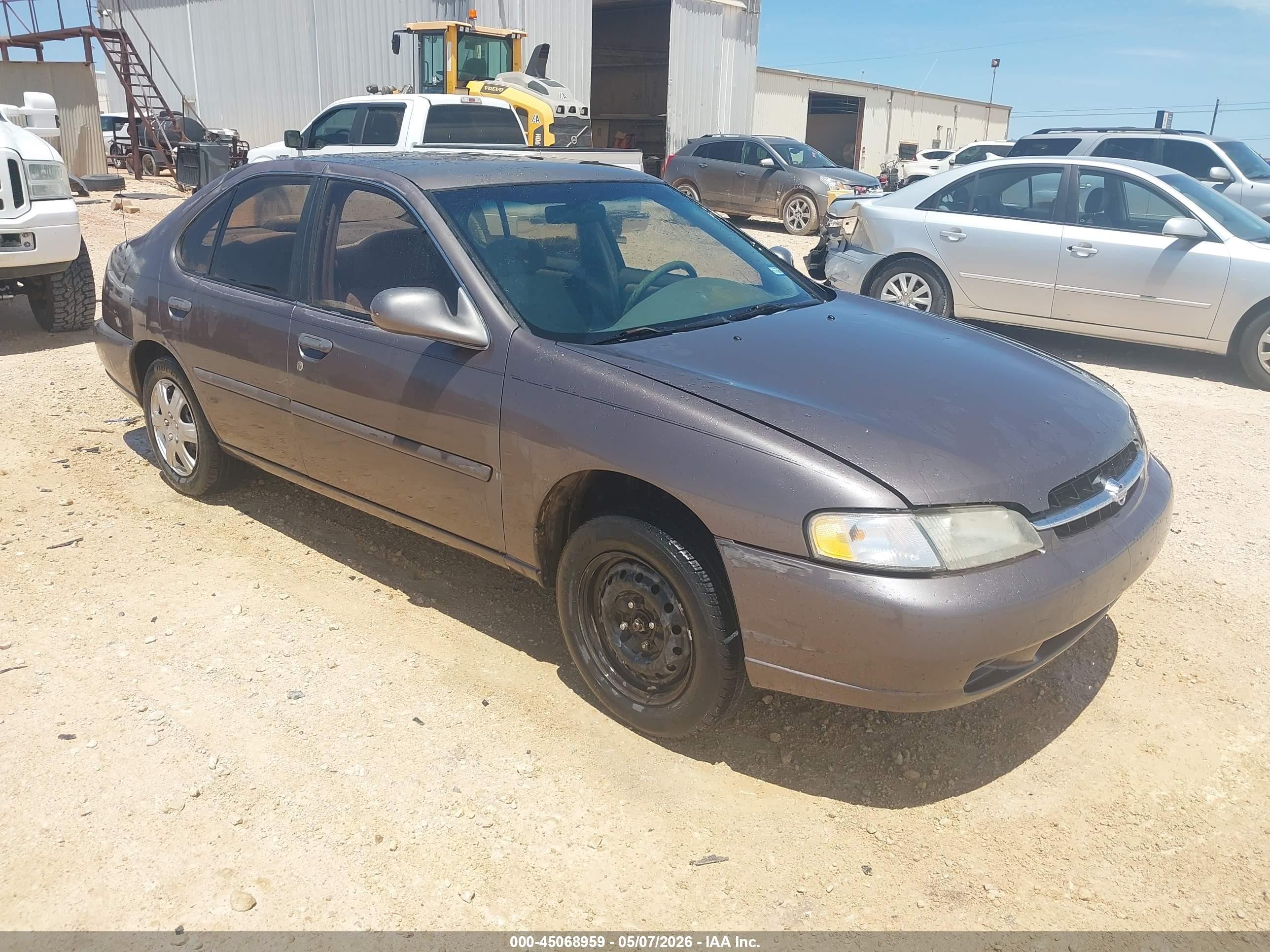 1998 Nissan Altima XE, VIN 1N4DL01DXWC140984 — Normal wear