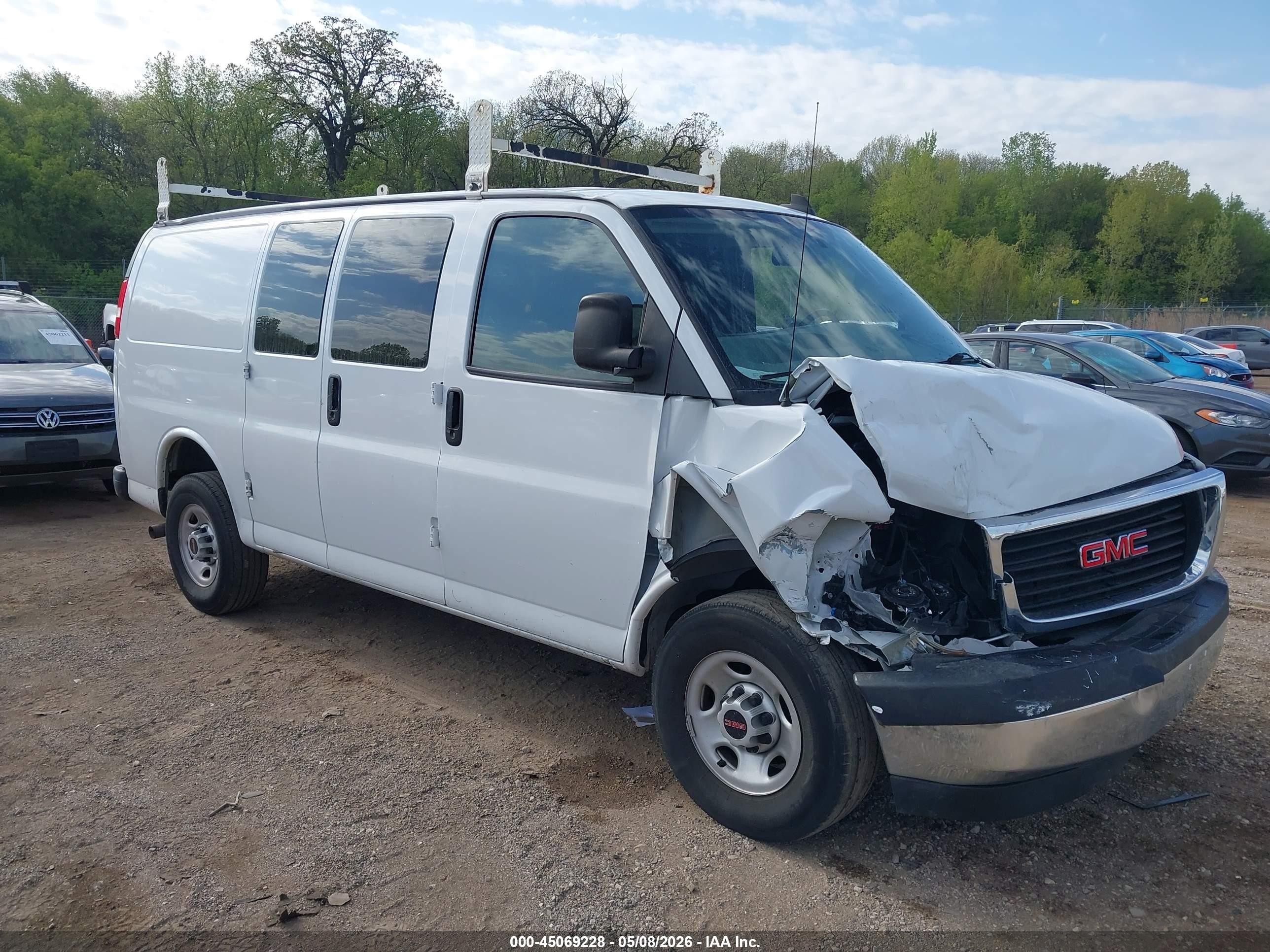 2022 GMC Savana Cargo, VIN 1GTW7AFP6N1175659 — Front end