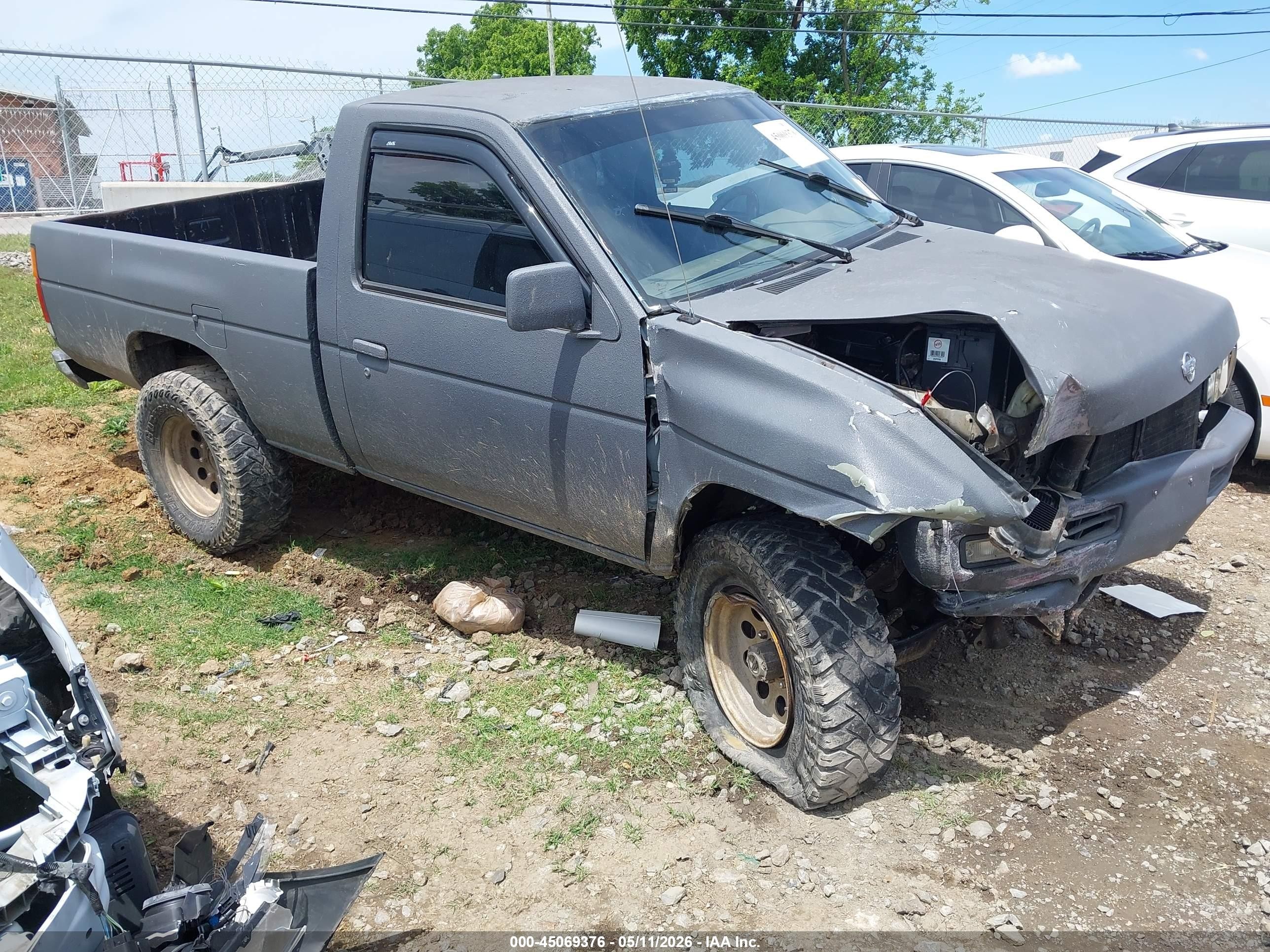 1992 Nissan Frontier XE, VIN 1N6SD11Y7NC372462 — Front end
