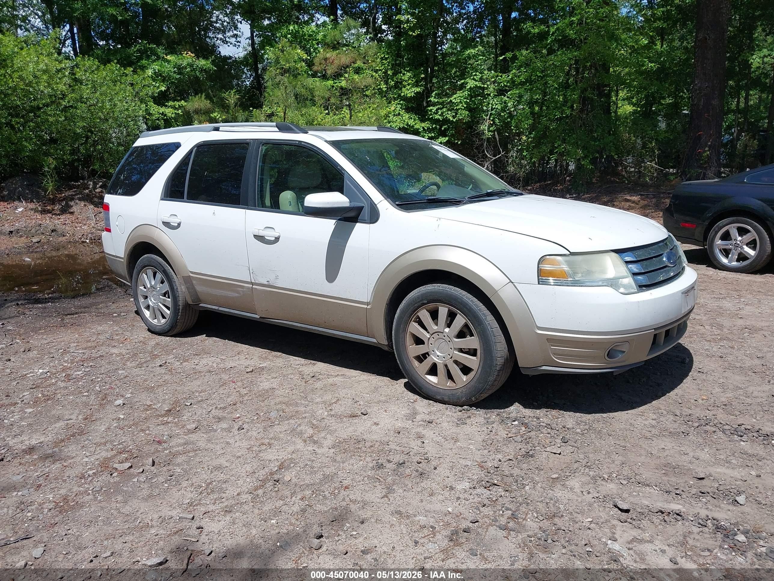 2008 Ford Taurus X Eddie Bauer, VIN 1FMDK07W88GA43215 — Front end