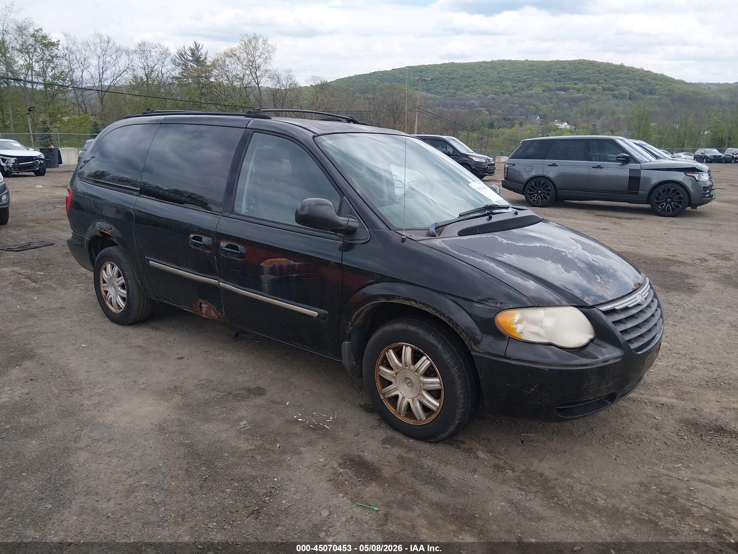 2005 Chrysler Town & Country Touring, VIN 2C4GP54L15R501844 — Side