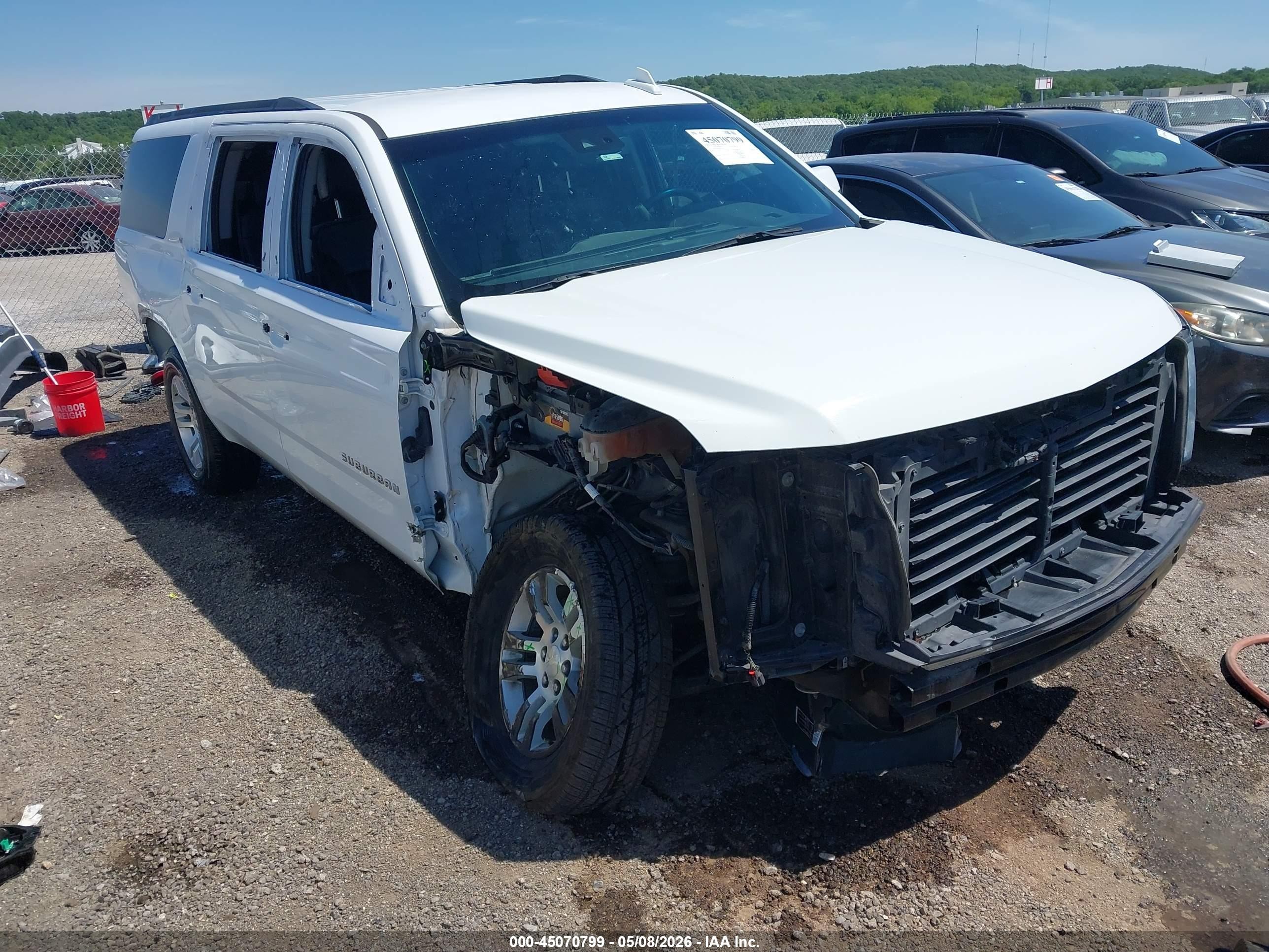 2017 Chevrolet Suburban LT, VIN 1GNSKHKC8HR134777 — По всему кузову