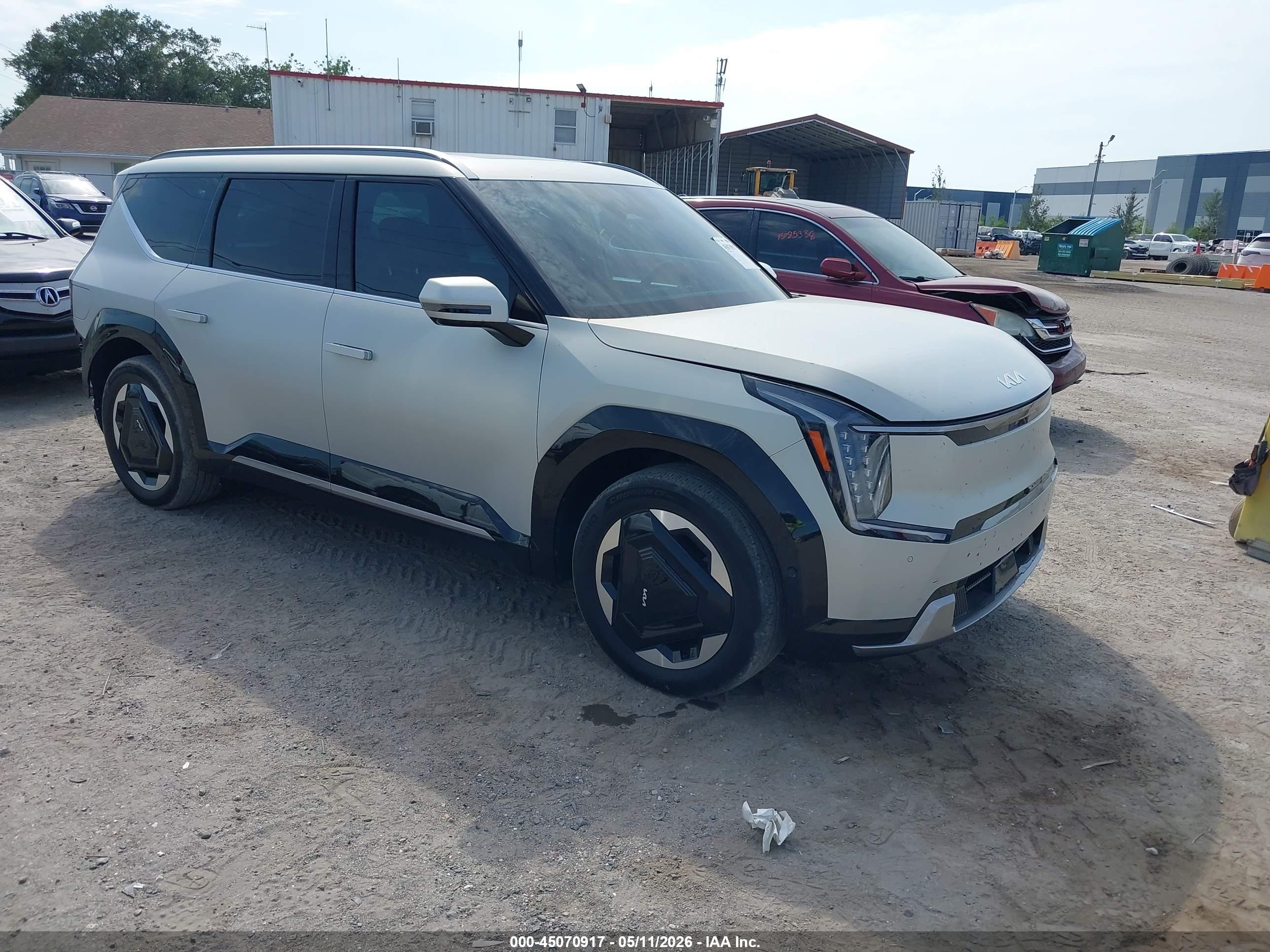 2024 Kia EV9 Land, VIN KNDADFS53R6027000 — Rear end