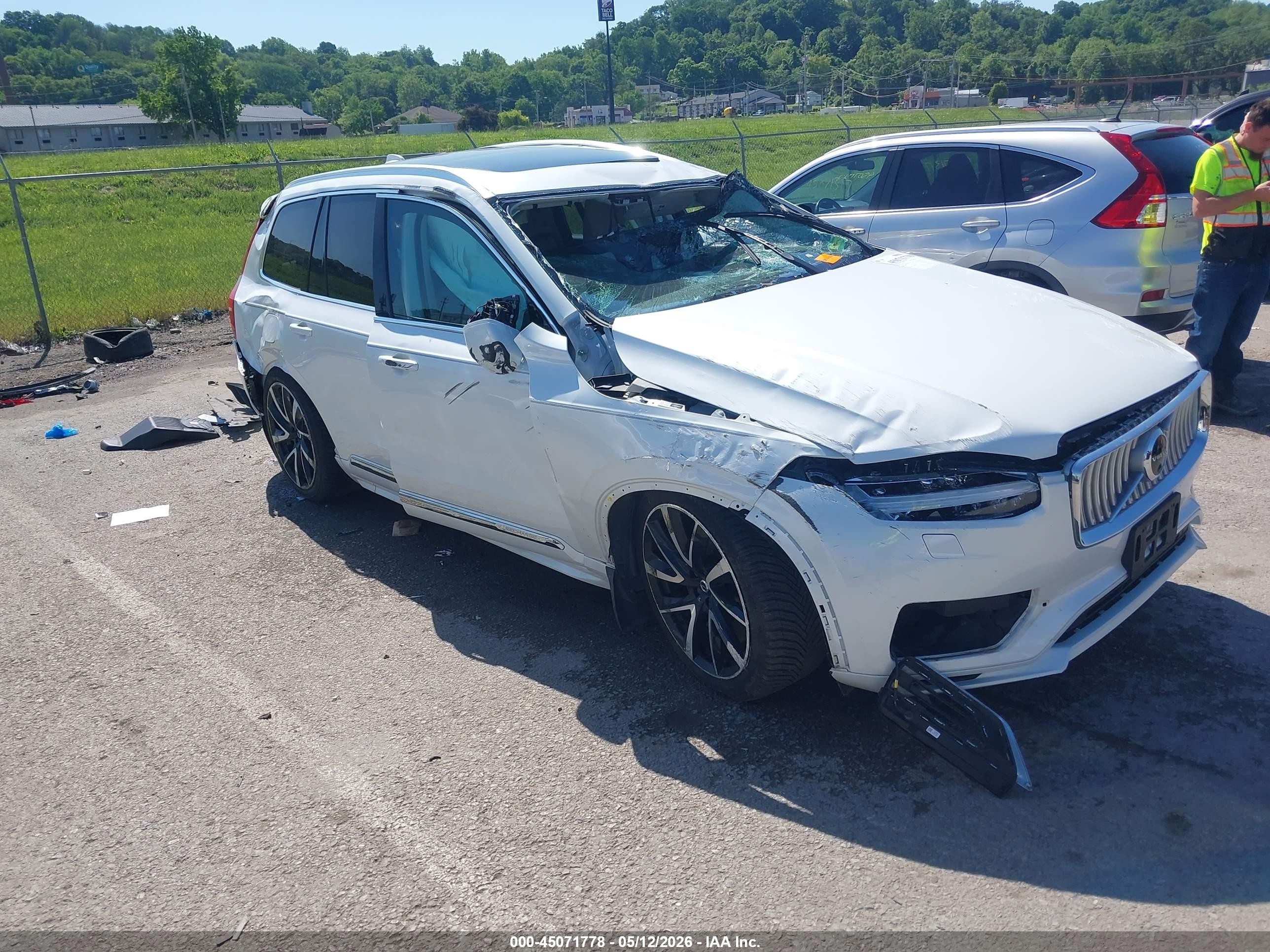 2022 Volvo XC90 Inscription Expression, VIN YV4H600Z3N1848677 — Опрокидывание