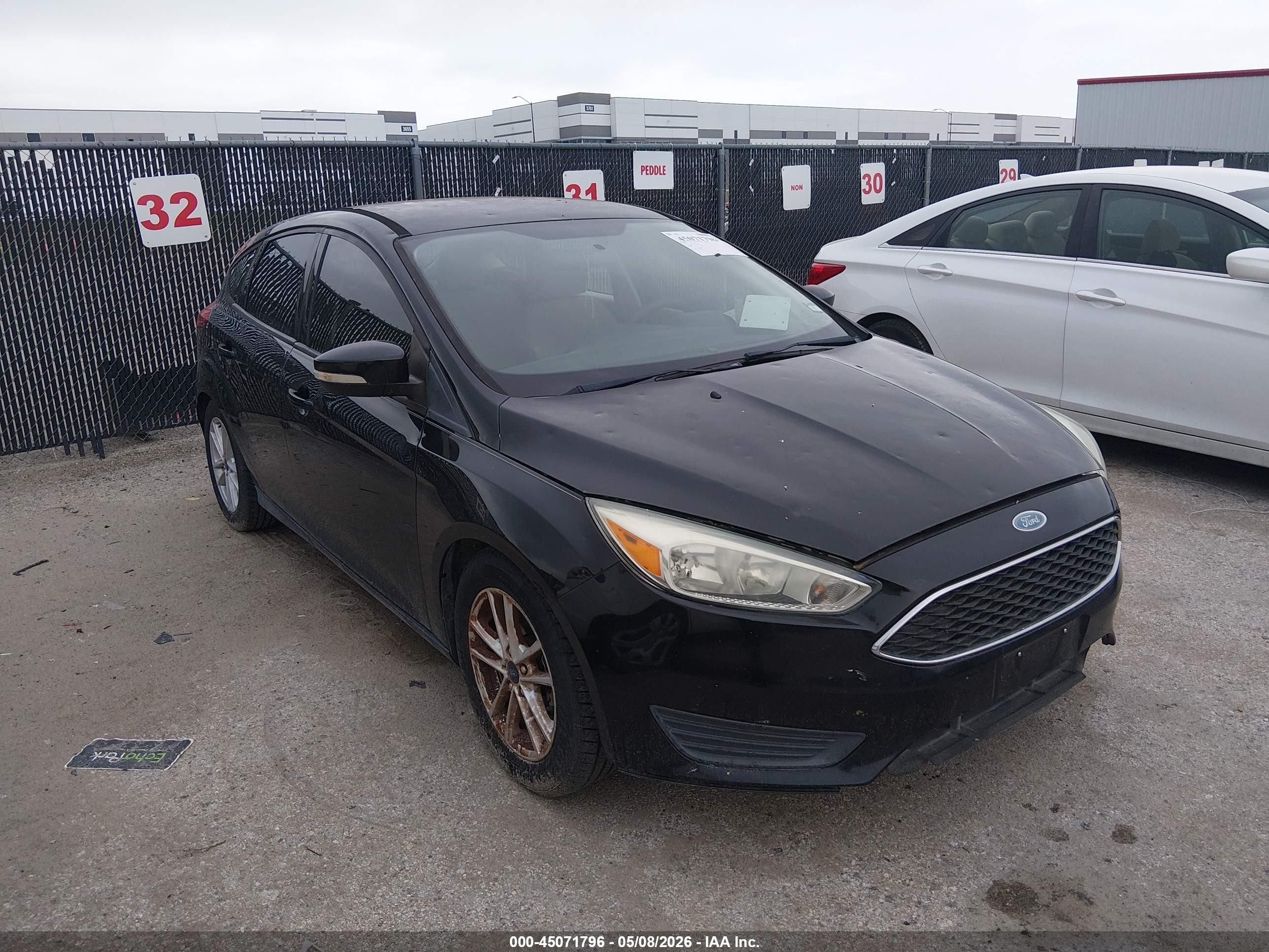2015 Ford Focus SE, VIN 1FADP3K26FL240308 — Normal wear