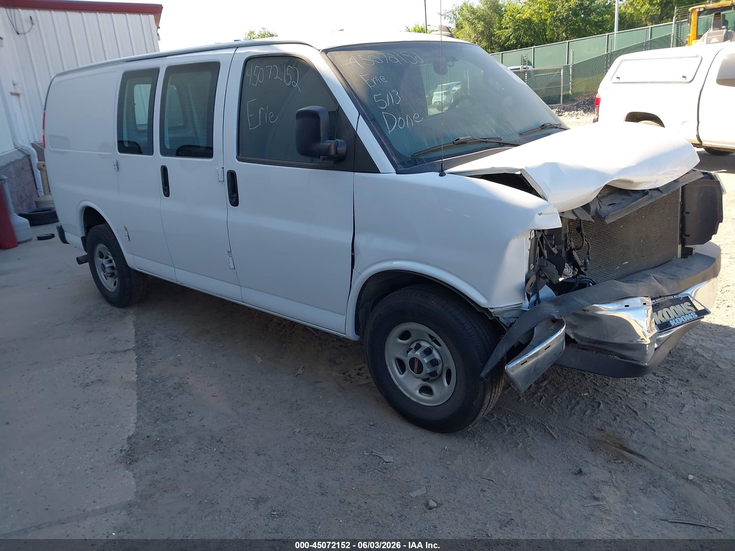 2021 GMC Savana Cargo, VIN 1GTW7AFP8M1169621 — Front end