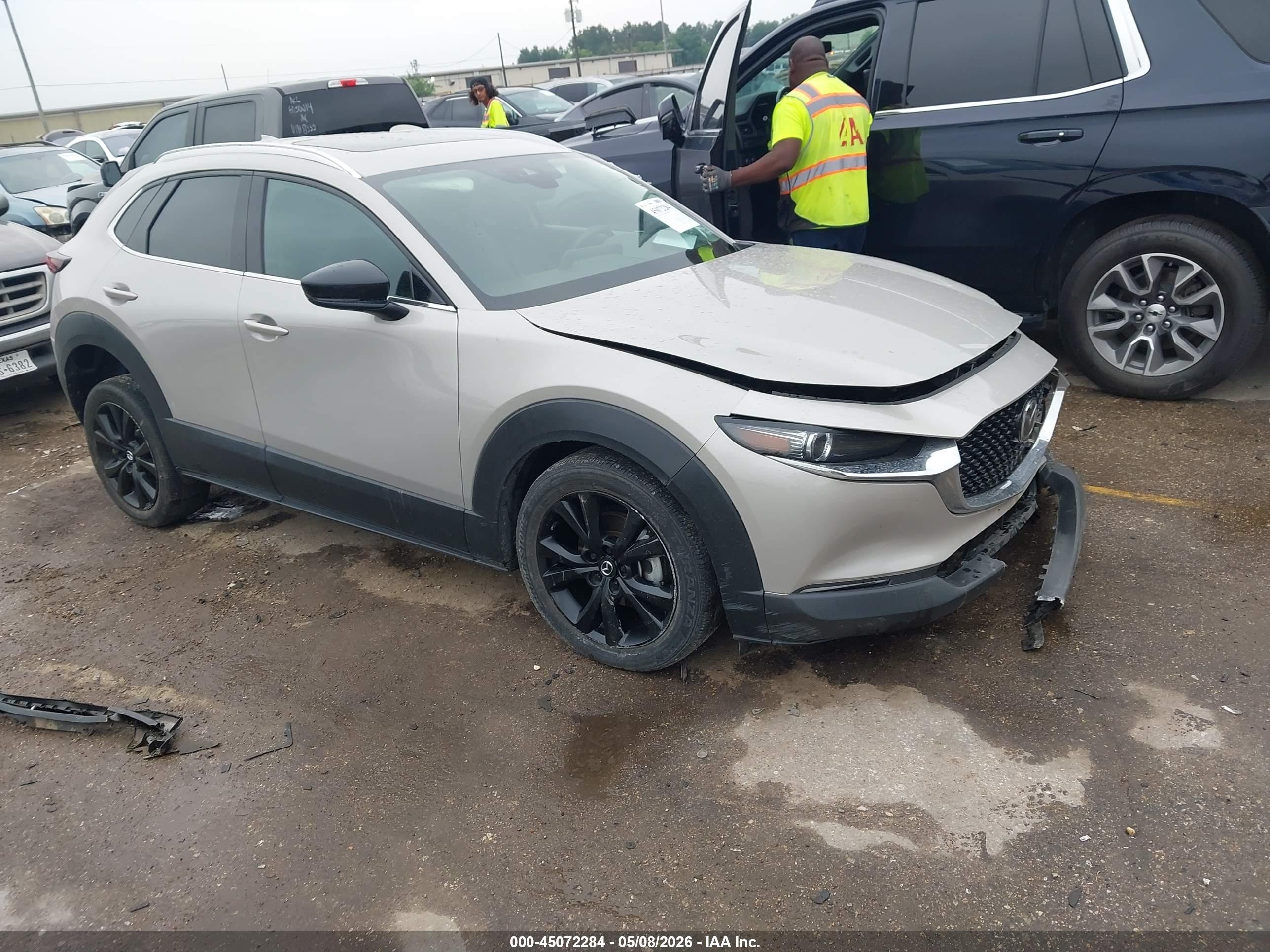 2022 Mazda CX-30 Premium, VIN 3MVDMBDY4NM446852 — Front end