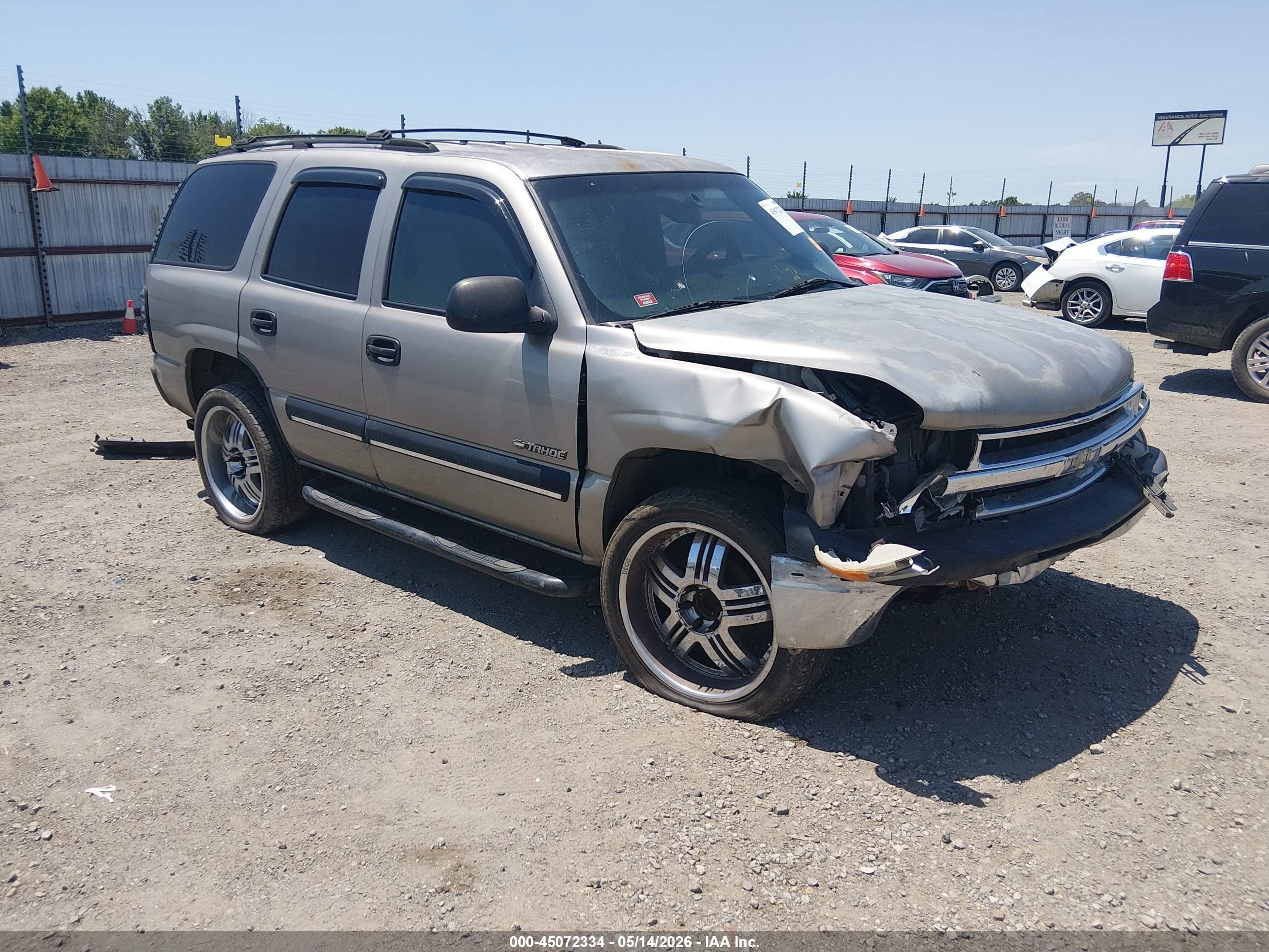 2001 Chevrolet Tahoe LS, VIN 1GNEC13T61J262794 — Front end