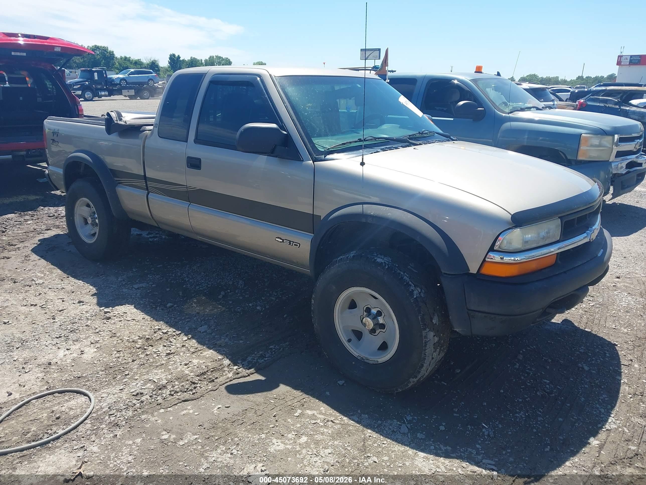 2000 Chevrolet S-10 LS ZR2, VIN 1GCCT19W1Y8290943 — Side