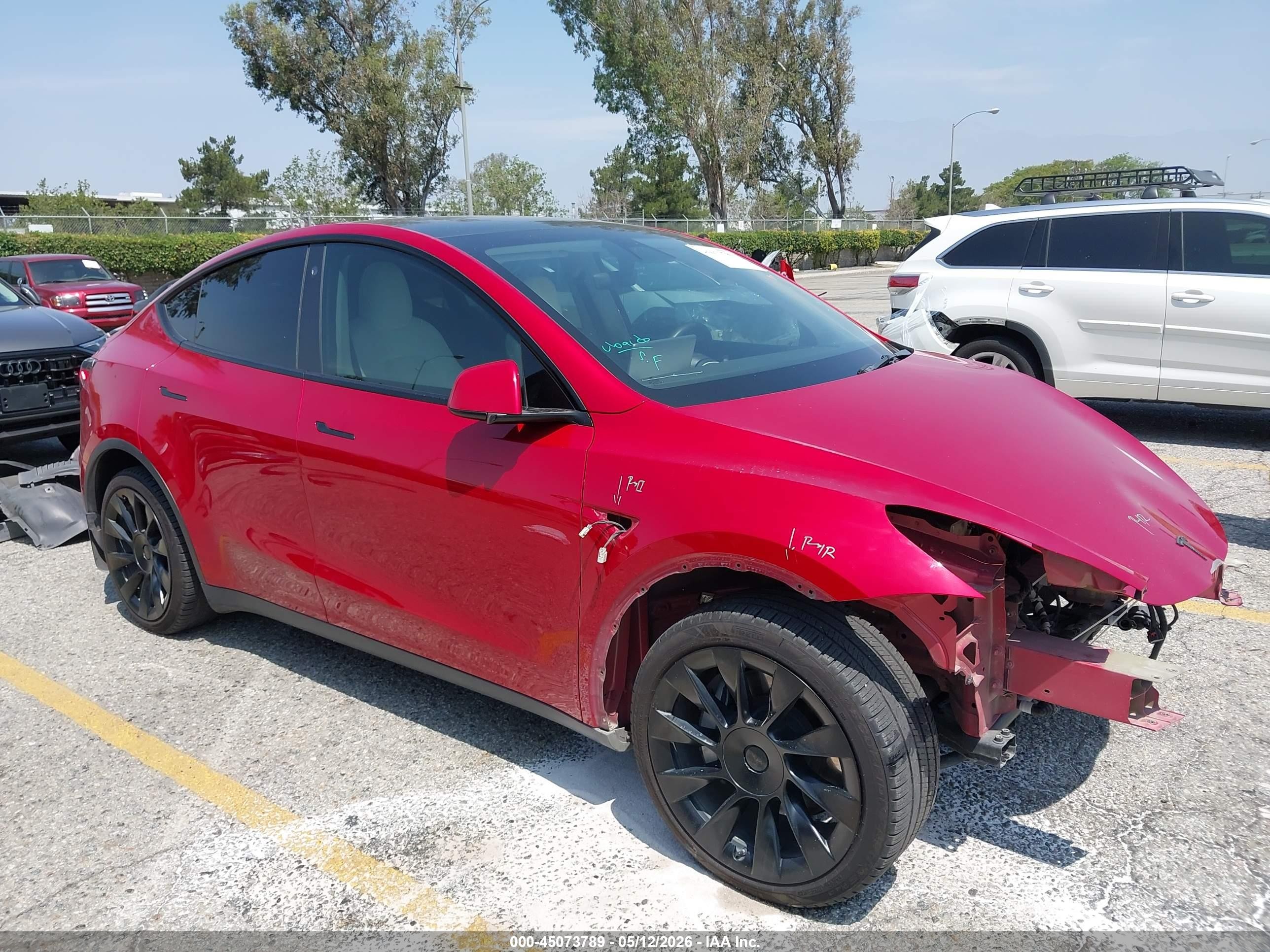 2021 Tesla Model Y Long Range, VIN 5YJYGDEE2MF151875 — Front end