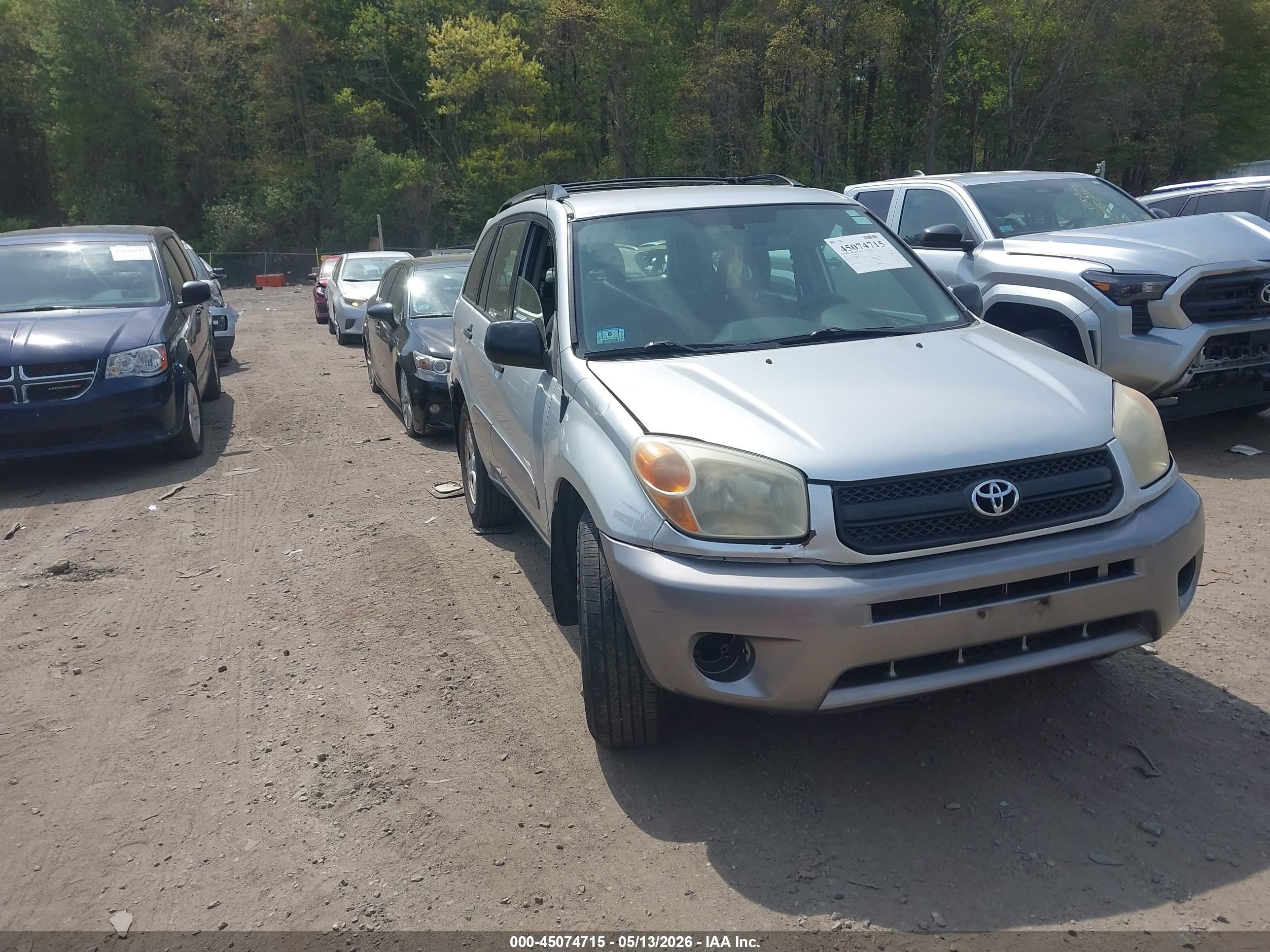 2005 Toyota RAV4, VIN JTEGD20V950048237 — Front end