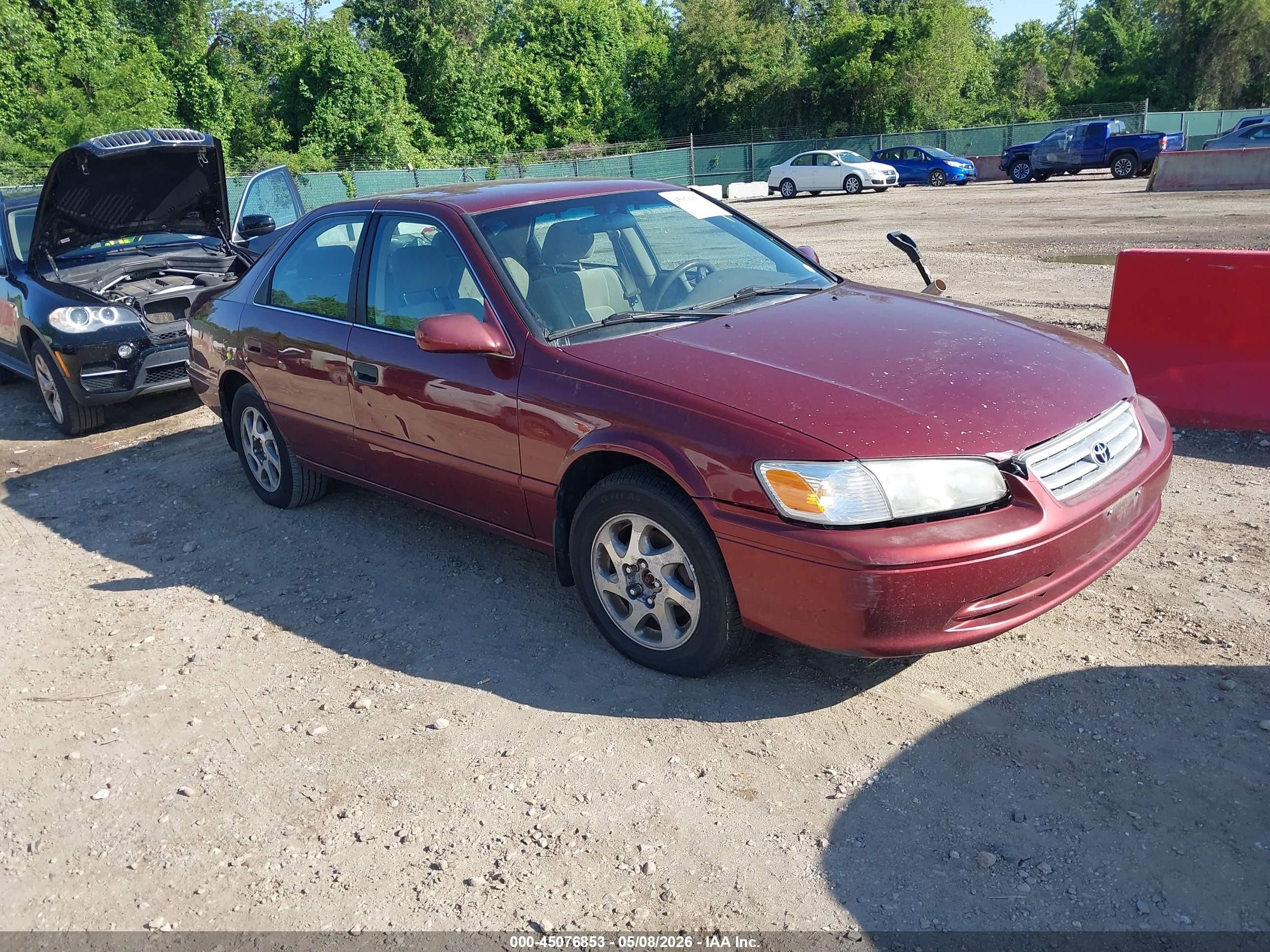 2000 Toyota Camry LE, VIN 4T1BF22K7YU948252 — Front end