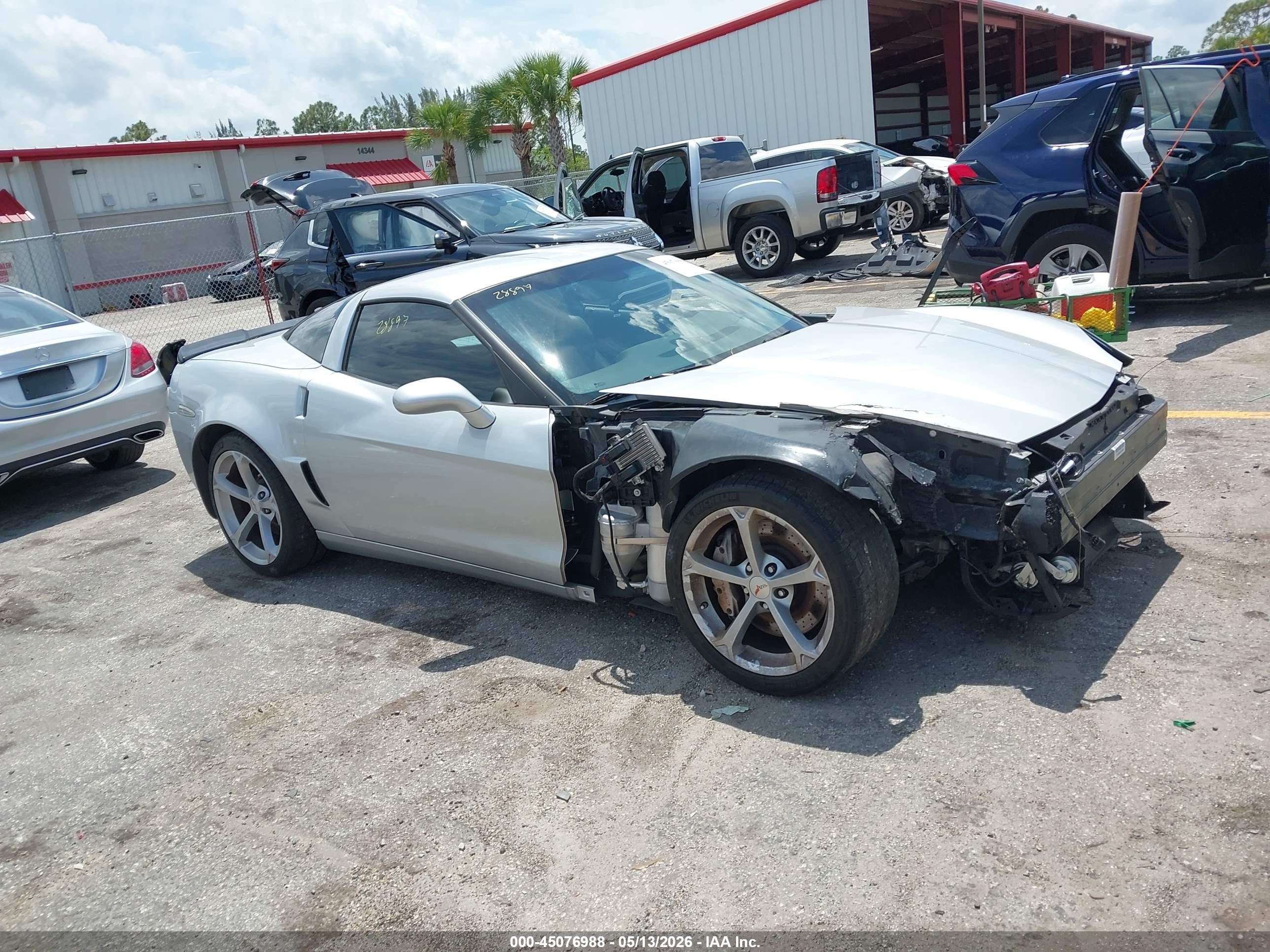 2013 Chevrolet Corvette Grand Sport 1LT, VIN 1G1YP2DW7D5106276 — Front end