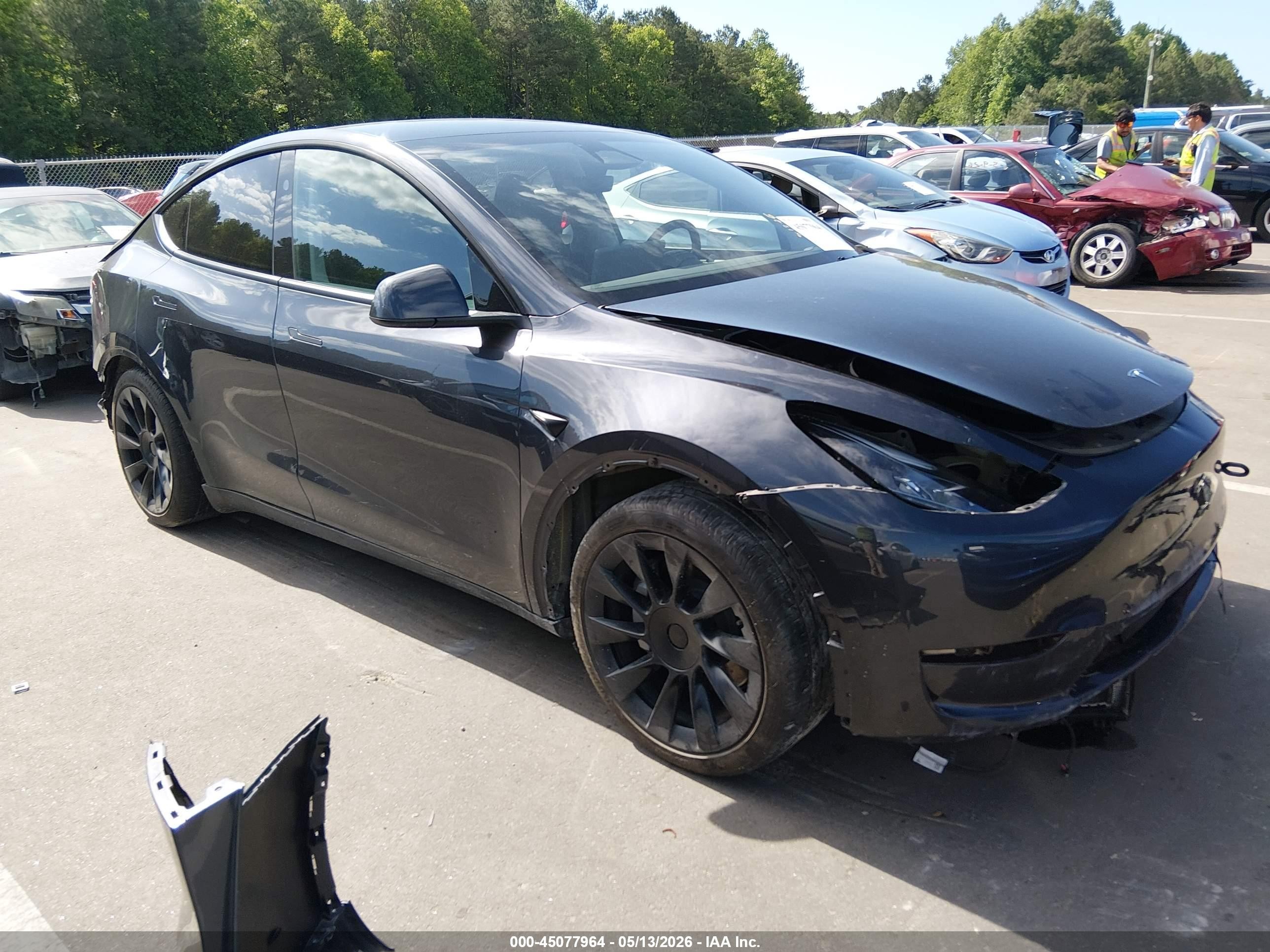 2024 Tesla Model Y Long Range, VIN 7SAYGDEE1RA255961 — Front end