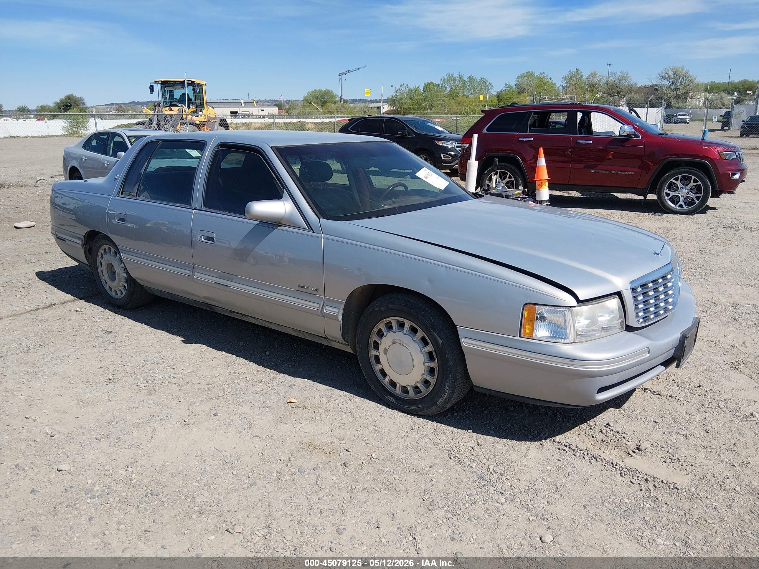 1997 Cadillac DeVille, VIN 1G6KD54Y1VU296918 — Град