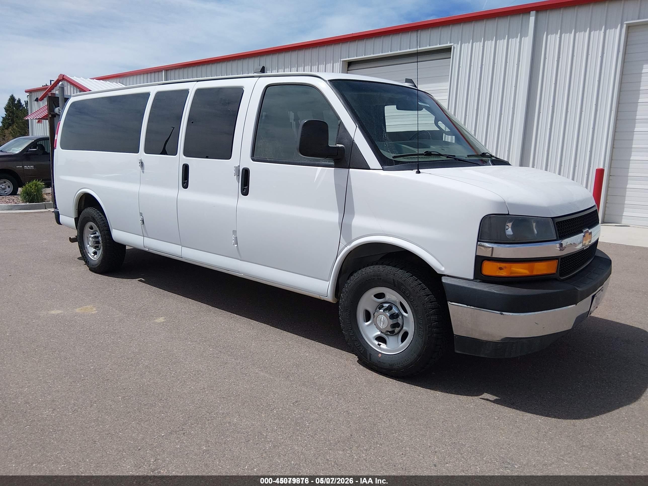 2018 Chevrolet Express Passenger LT, VIN 1GAZGPFG8J1301409 — Normal wear