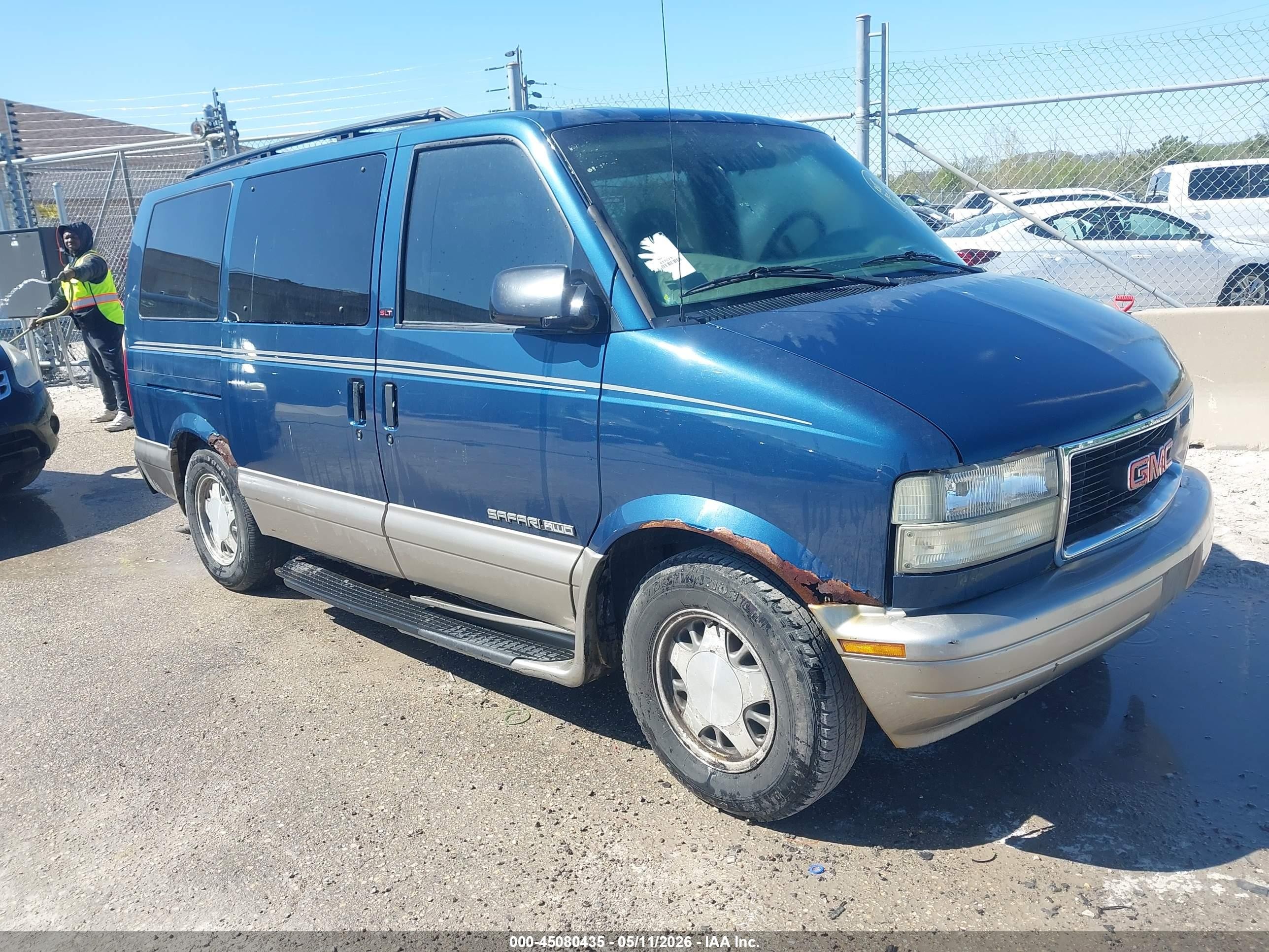 2002 GMC Safari, VIN 1GKEL19X42B513685 — Front end