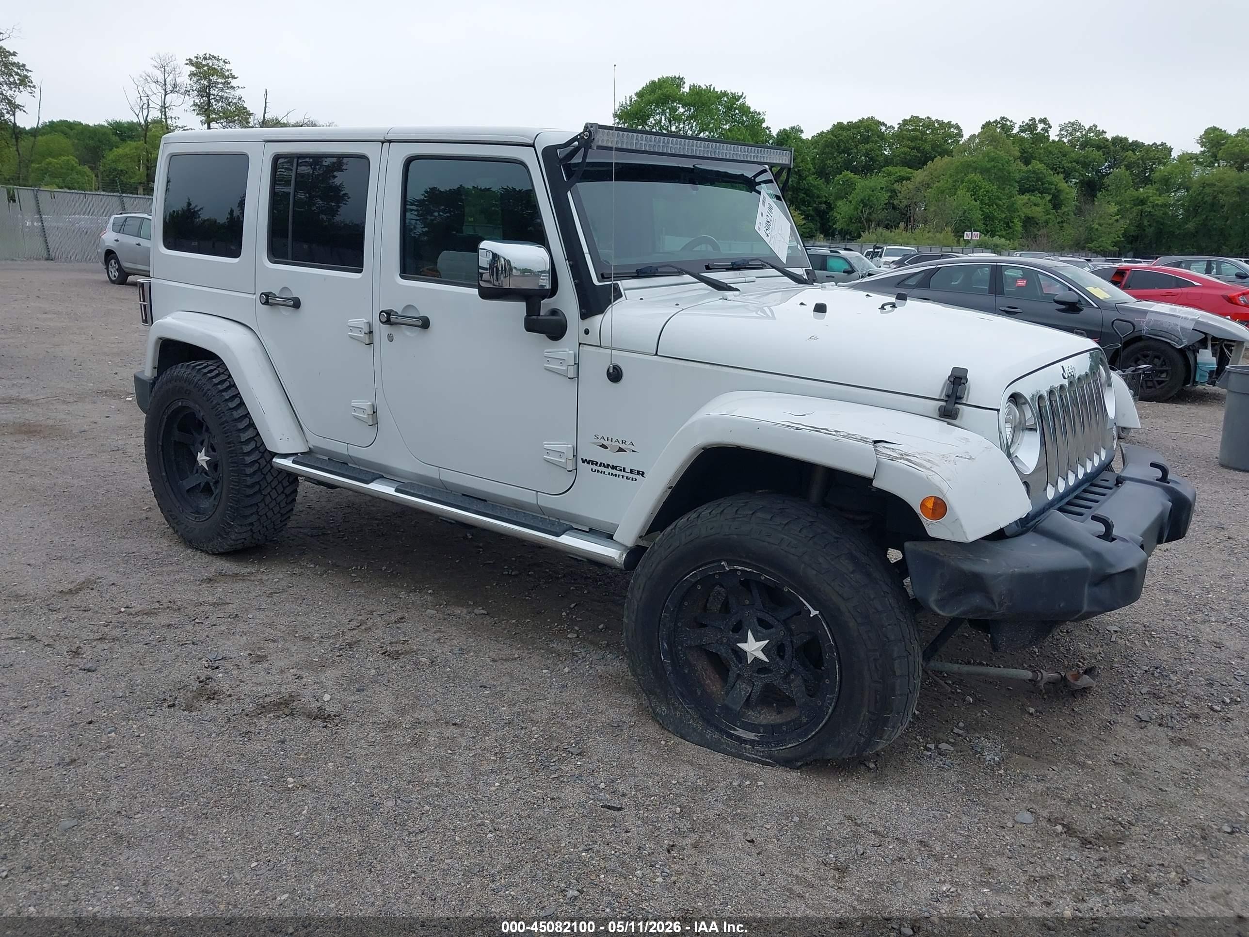 2017 Jeep Wrangler Unlimited Sahara, VIN 1C4BJWEG3HL664737 — Front end