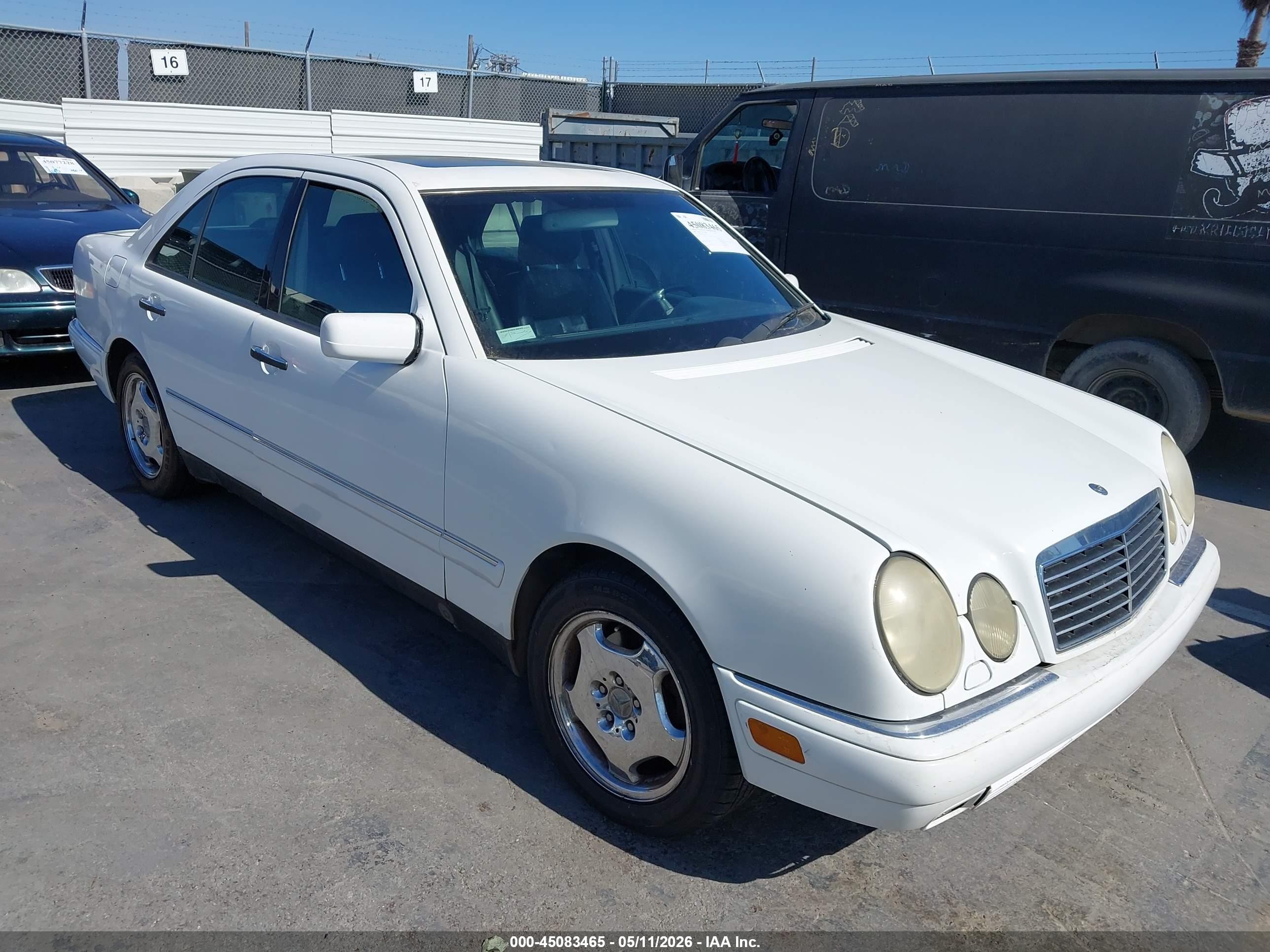 1998 Mercedes-Benz E 320, VIN WDBJF65F5WA549715 — Перед