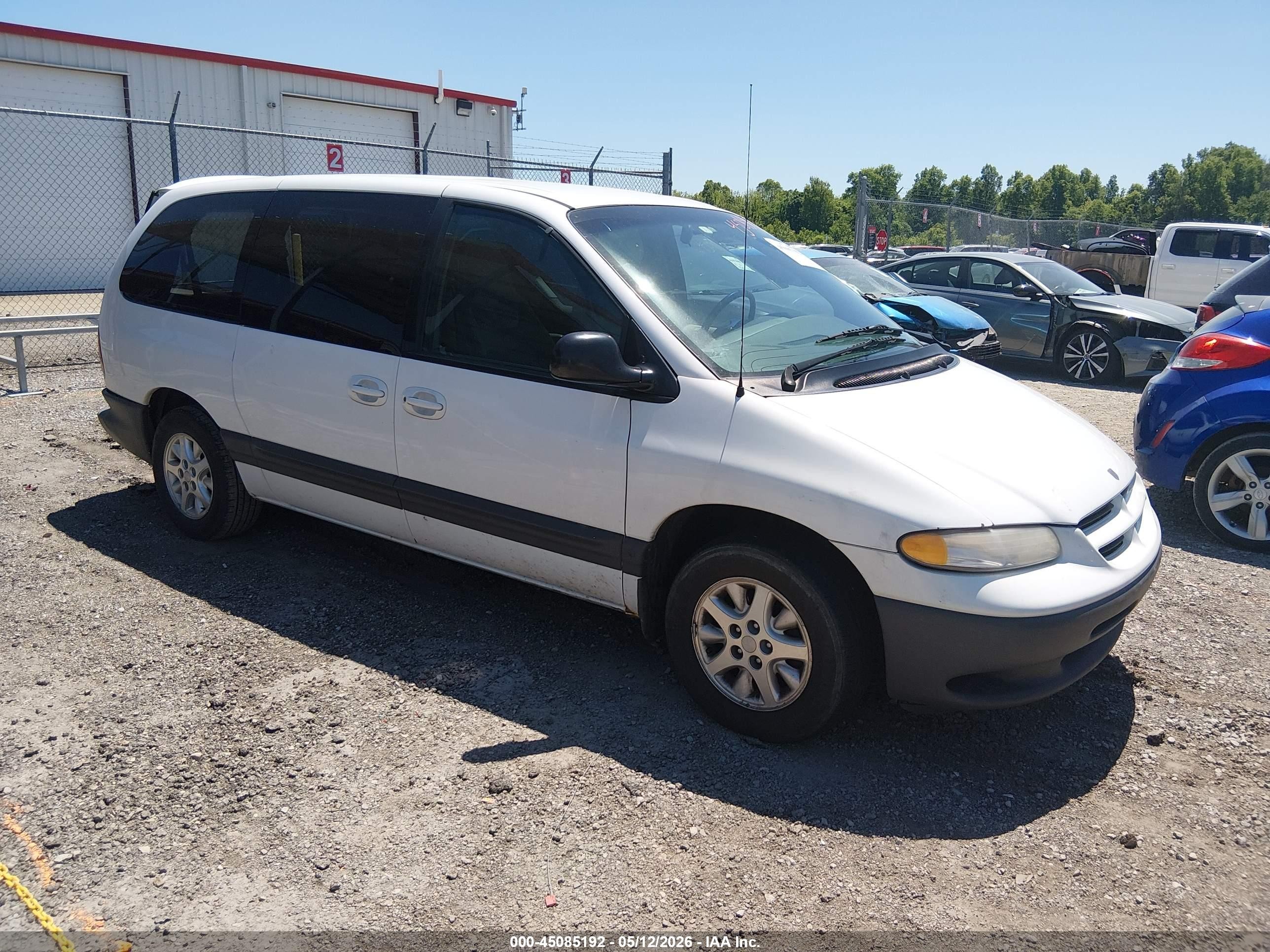 1999 Dodge Caravan SE, VIN 2B4GP44G7XR202419 — Зад