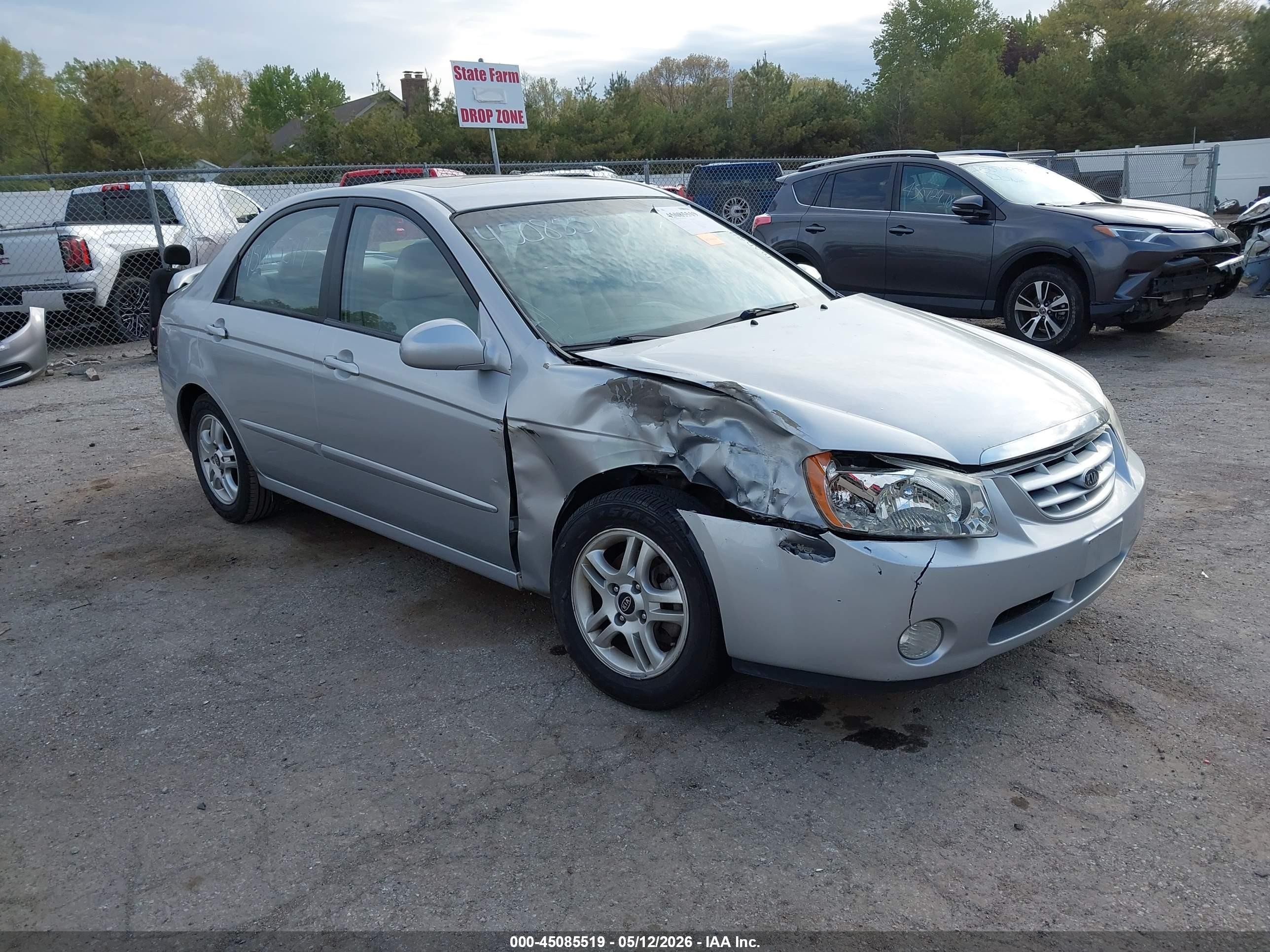 2005 Kia Spectra LX, VIN KNAFE121955105649 — Front end