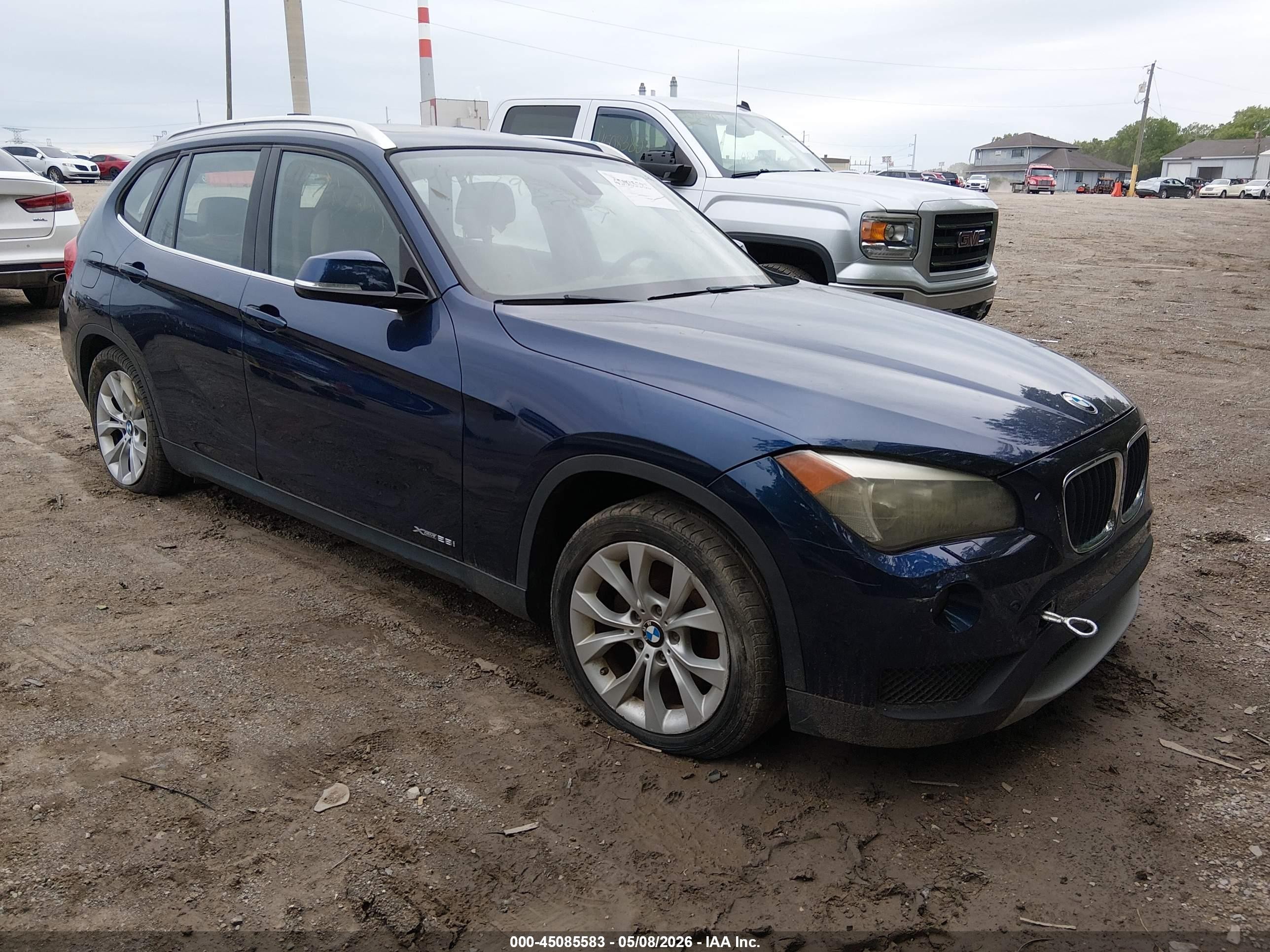 2013 BMW X1 xDrive28i, VIN WBAVL1C56DVR90104 — Front end