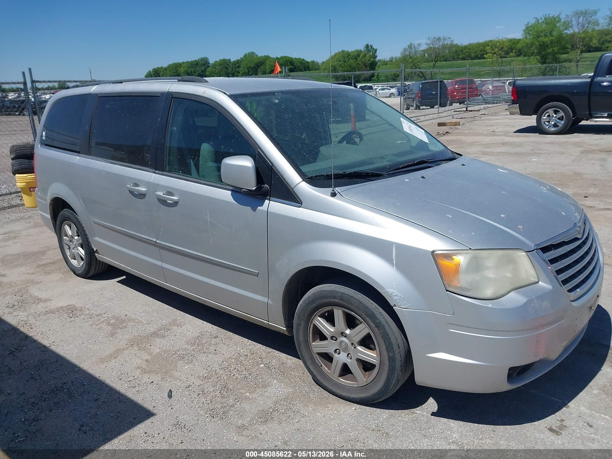 2010 Chrysler Town & Country Touring, VIN 2A4RR5D18AR293113 — Normal wear