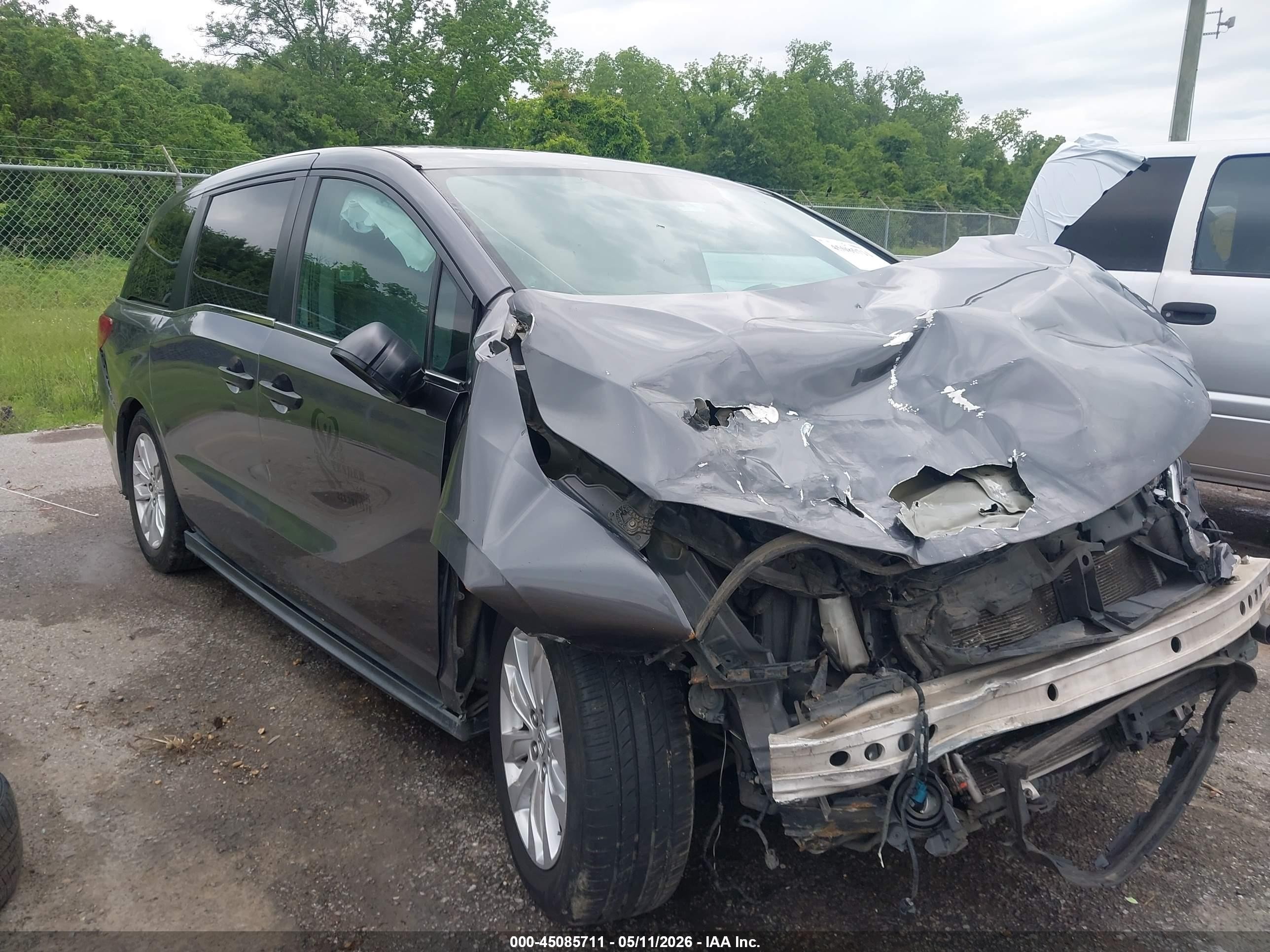 2020 Honda Odyssey LX, VIN 5FNRL6H24LB005778 — Front end