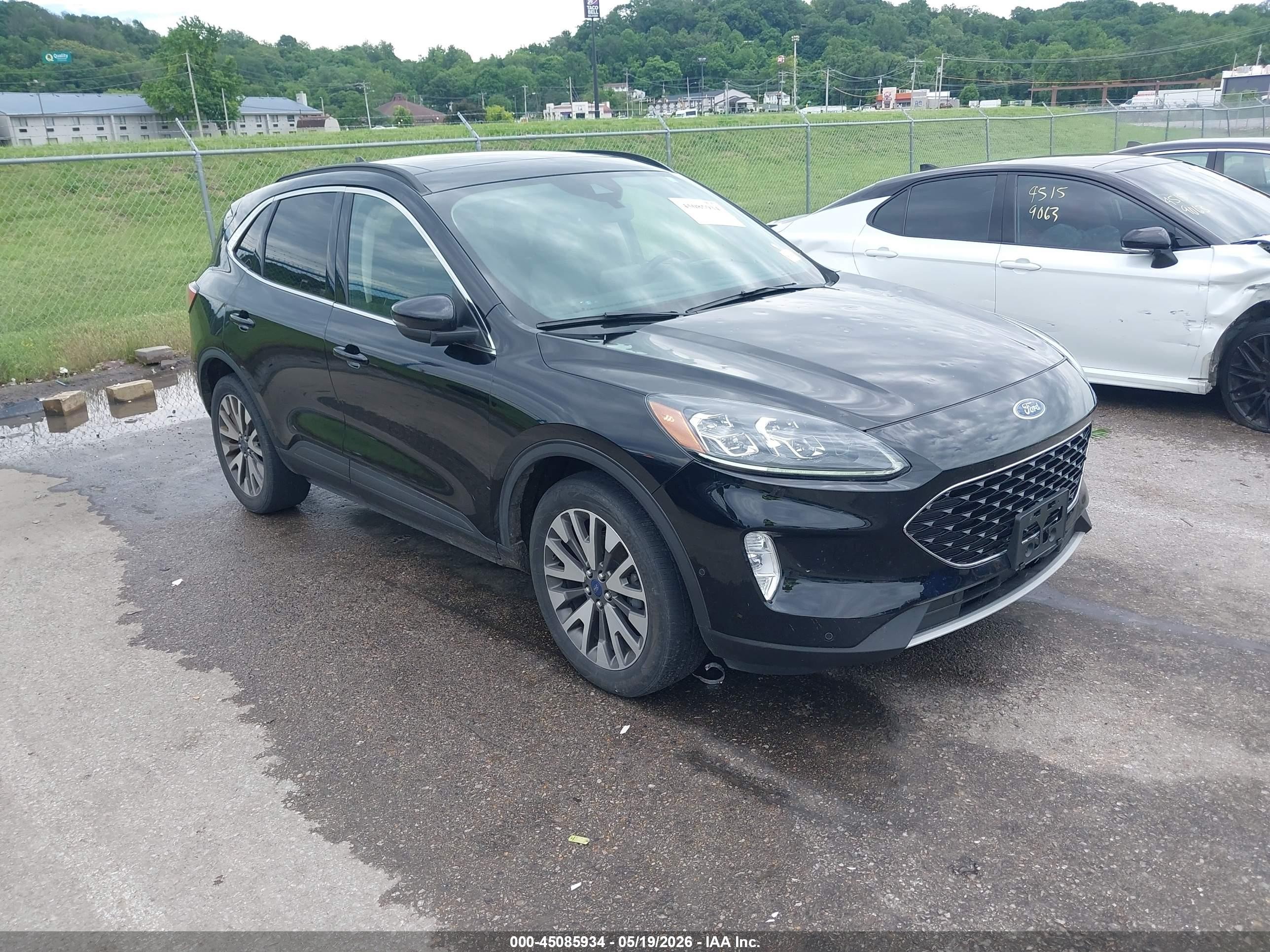2020 Ford Escape Titanium, VIN 1FMCU9J91LUA73681 — Град