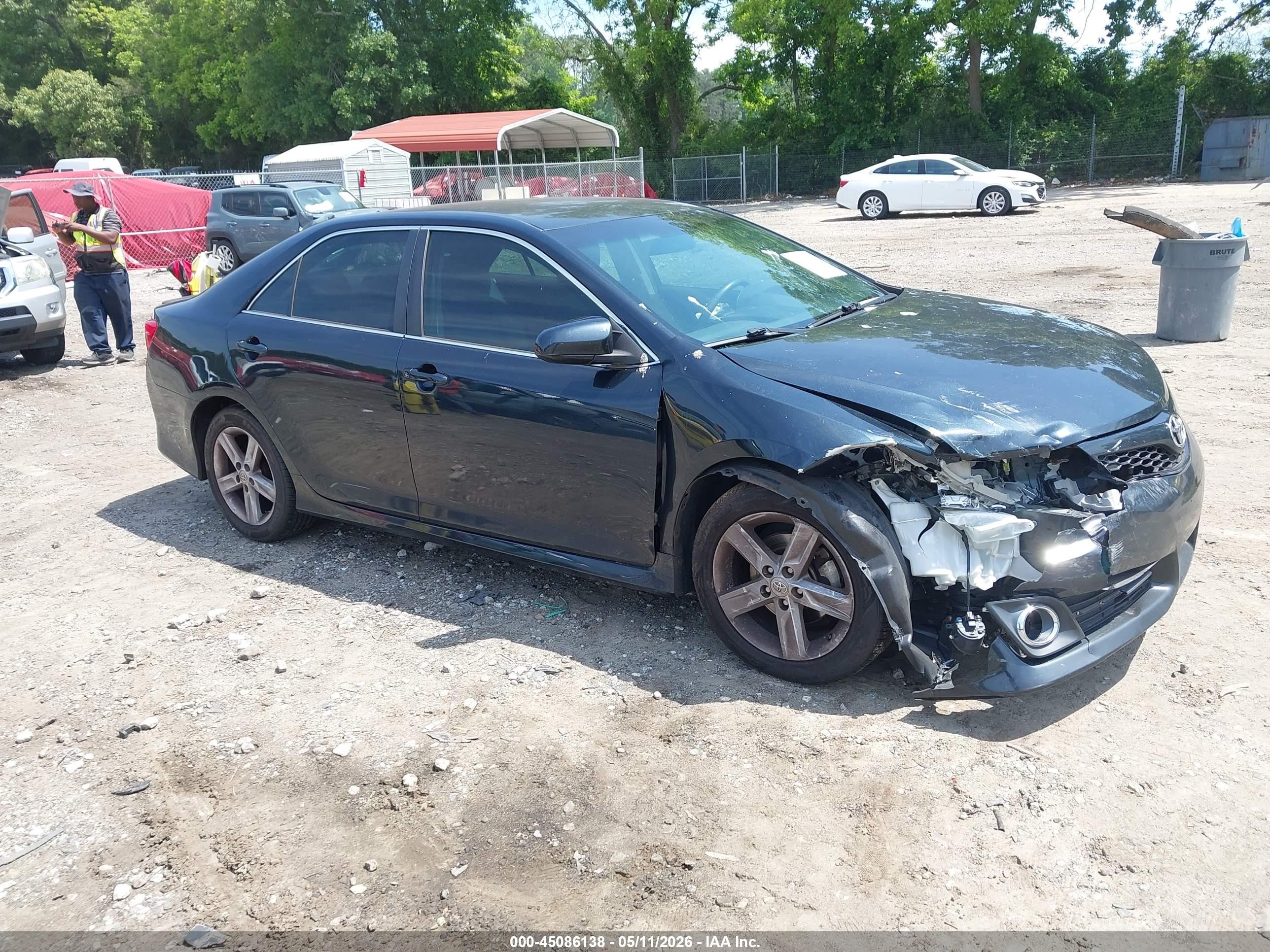 2014 Toyota Camry SE, VIN 4T1BF1FK6EU342084 — Front end