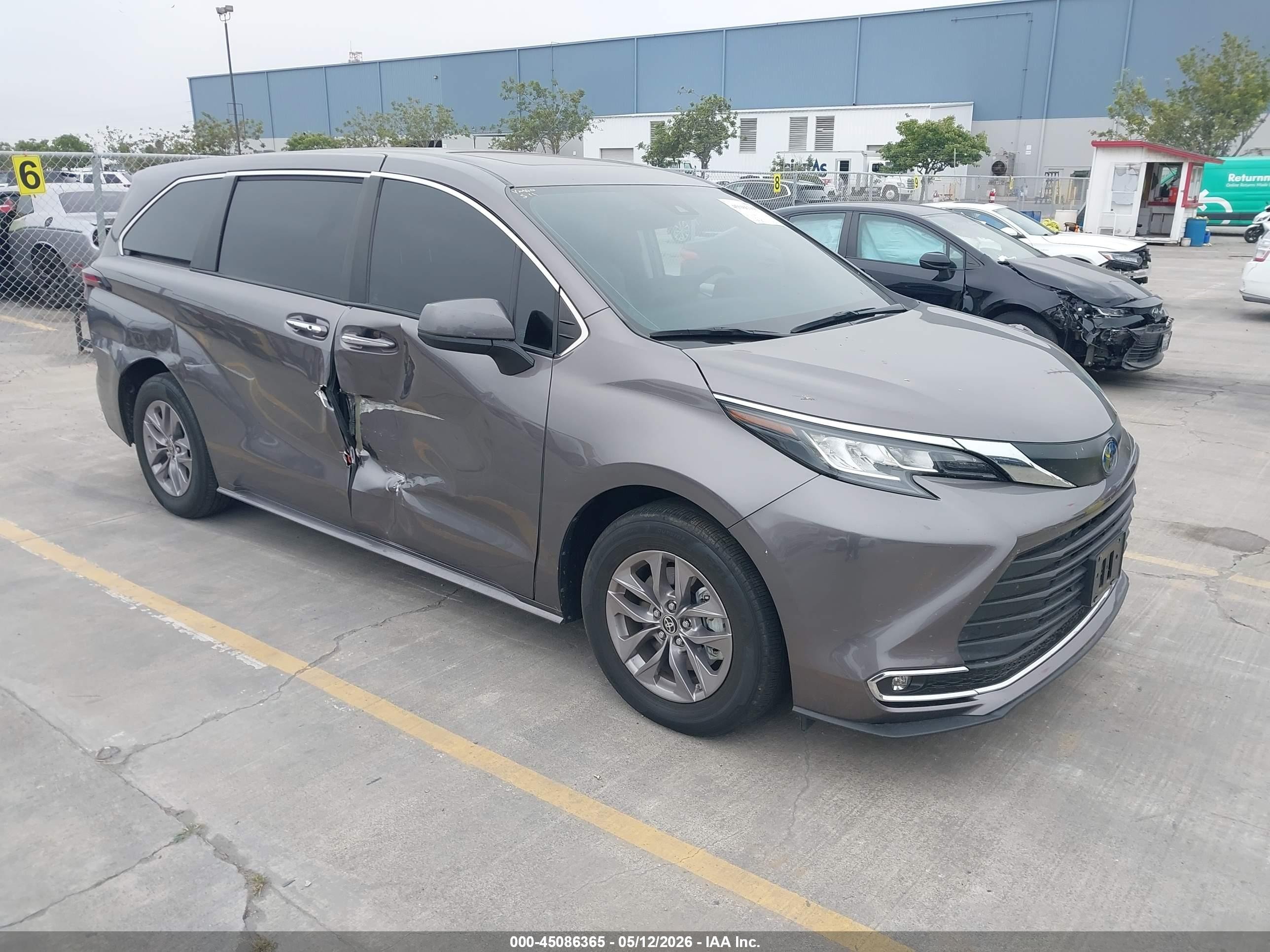 2023 Toyota Sienna XLE, VIN 5TDYSKFC2PS094819 — Бок