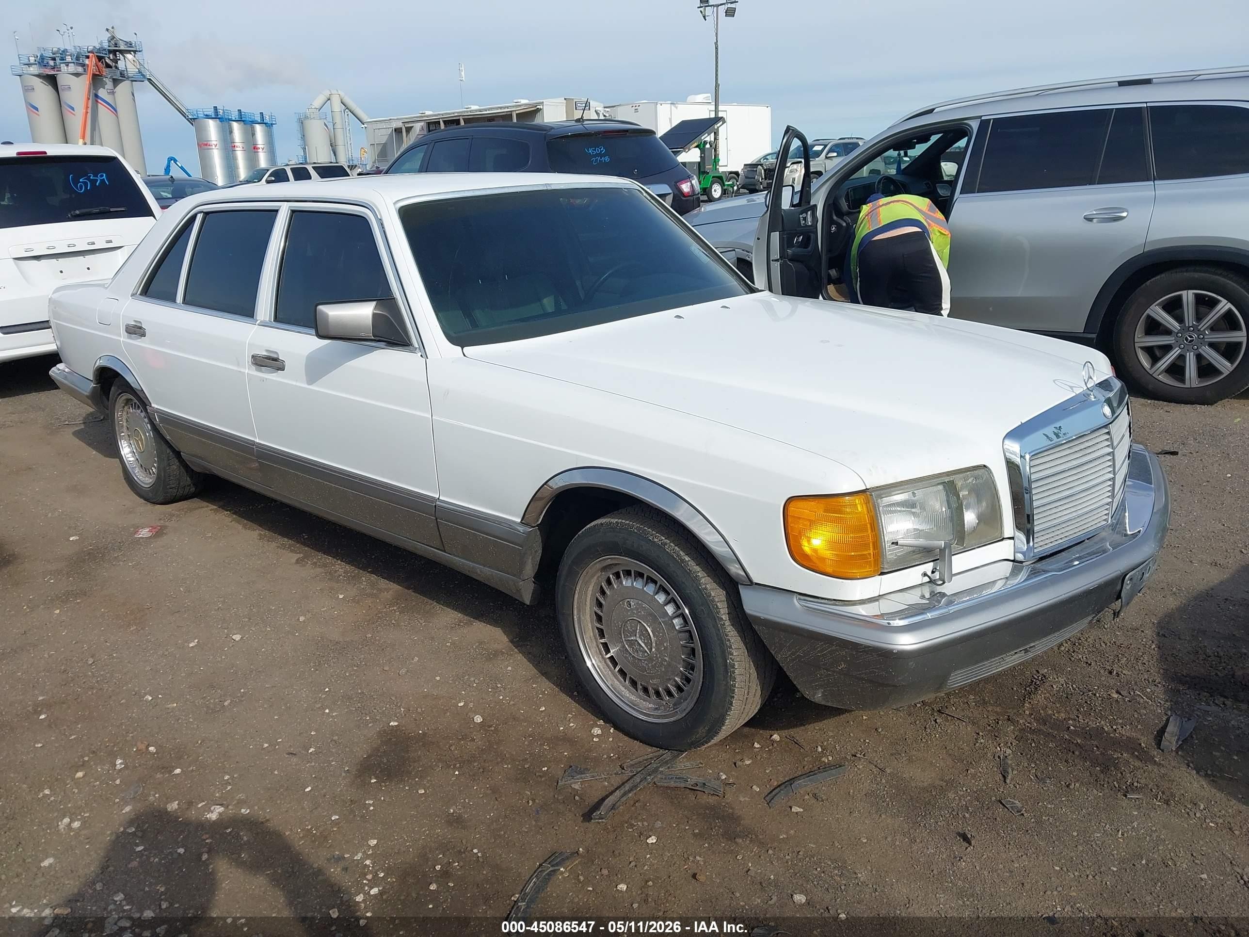 1990 Mercedes-Benz 560, VIN WDBCA39E9LA503453 — Normal wear