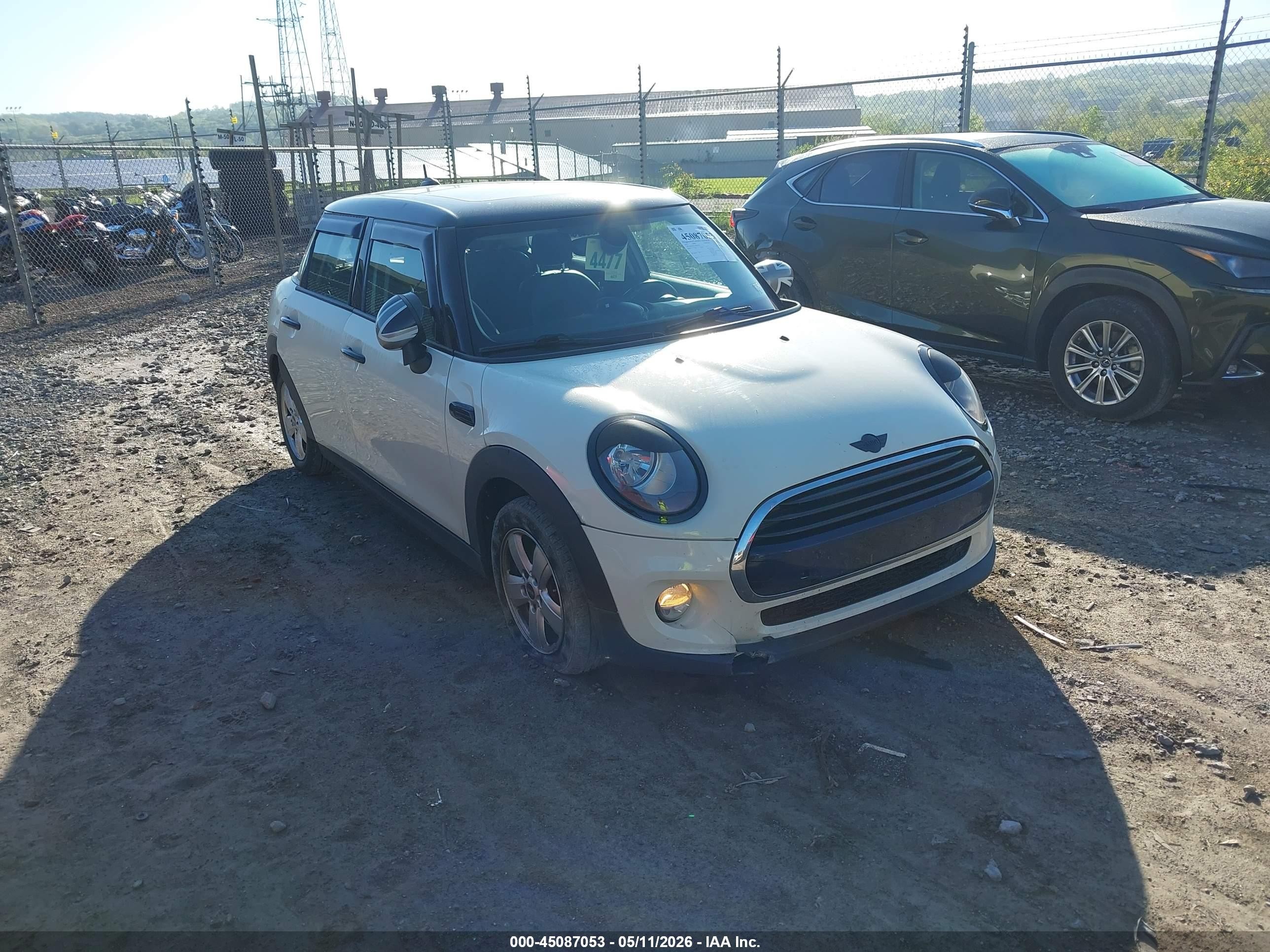 2017 MINI Hardtop 4 Door Cooper, VIN WMWXU1C52H2D57941 — Front end